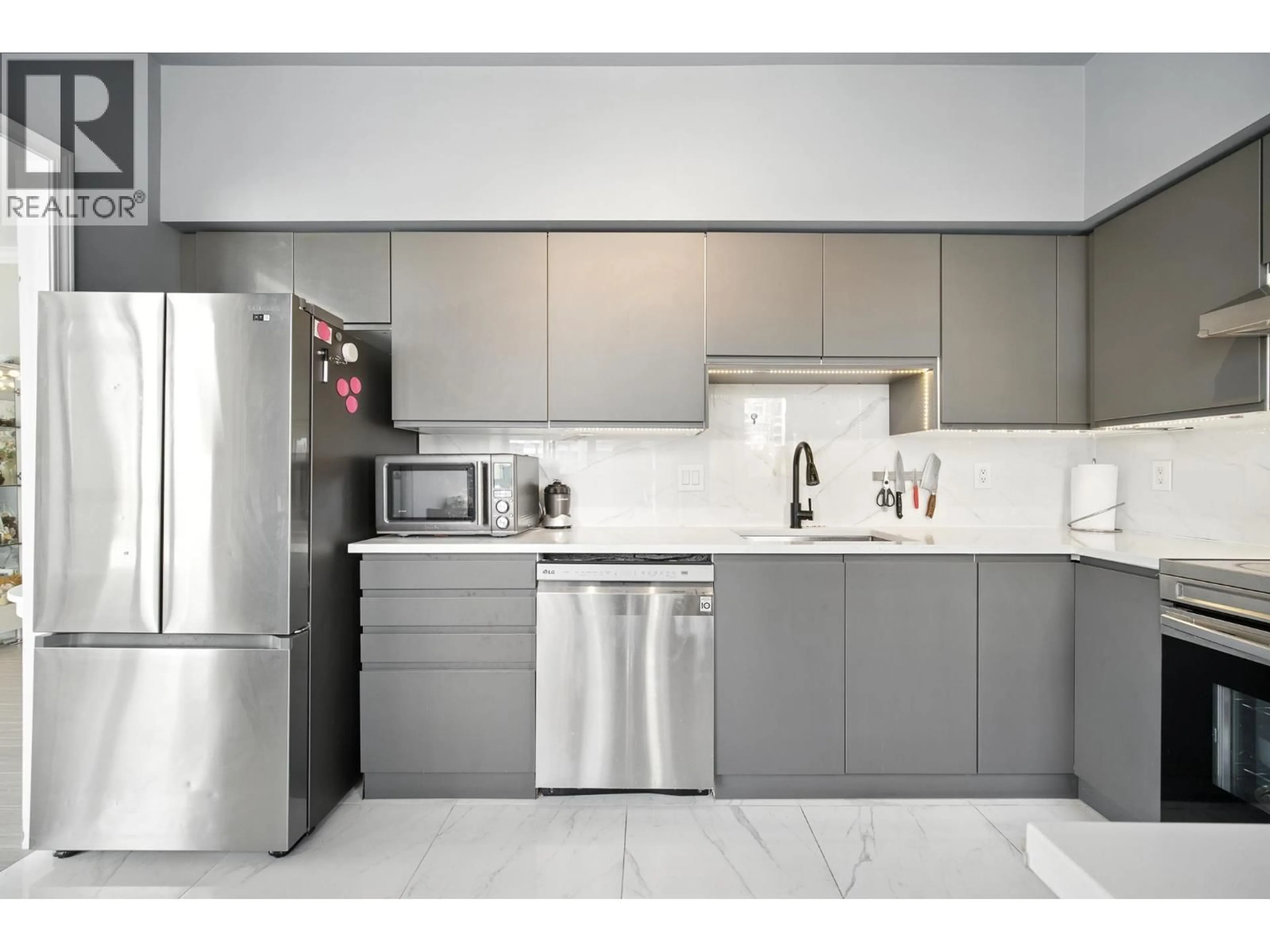 Contemporary kitchen, ceramic/tile floor for 400 - 5967 WILSON AVENUE, Burnaby British Columbia V5H4N9