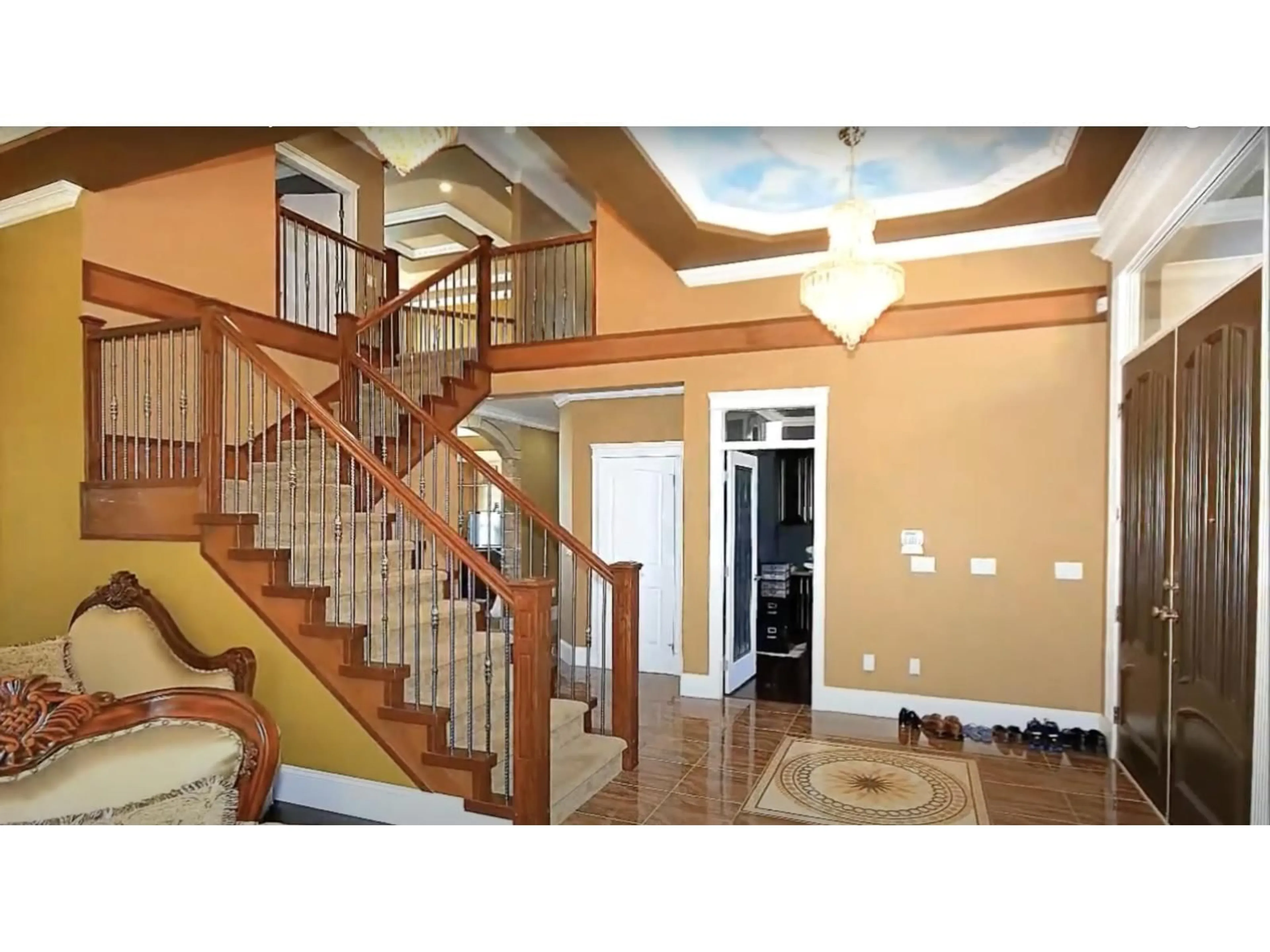 Indoor foyer for 10462 140, Surrey British Columbia V3T4N5