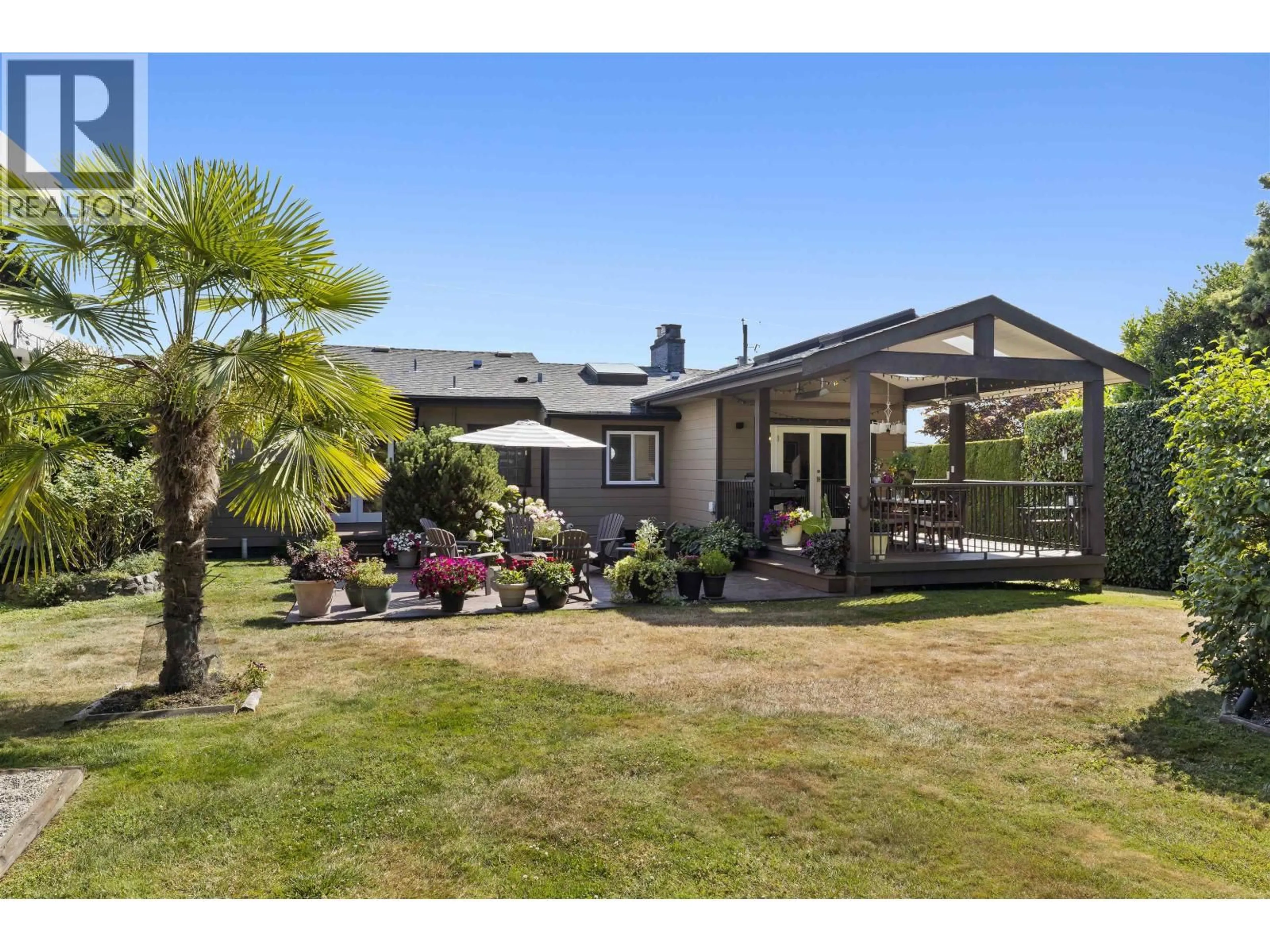 A pic from outside/outdoor area/front of a property/back of a property/a pic from drone, unknown for 1175 GORDON AVENUE, West Vancouver British Columbia V7T1P8