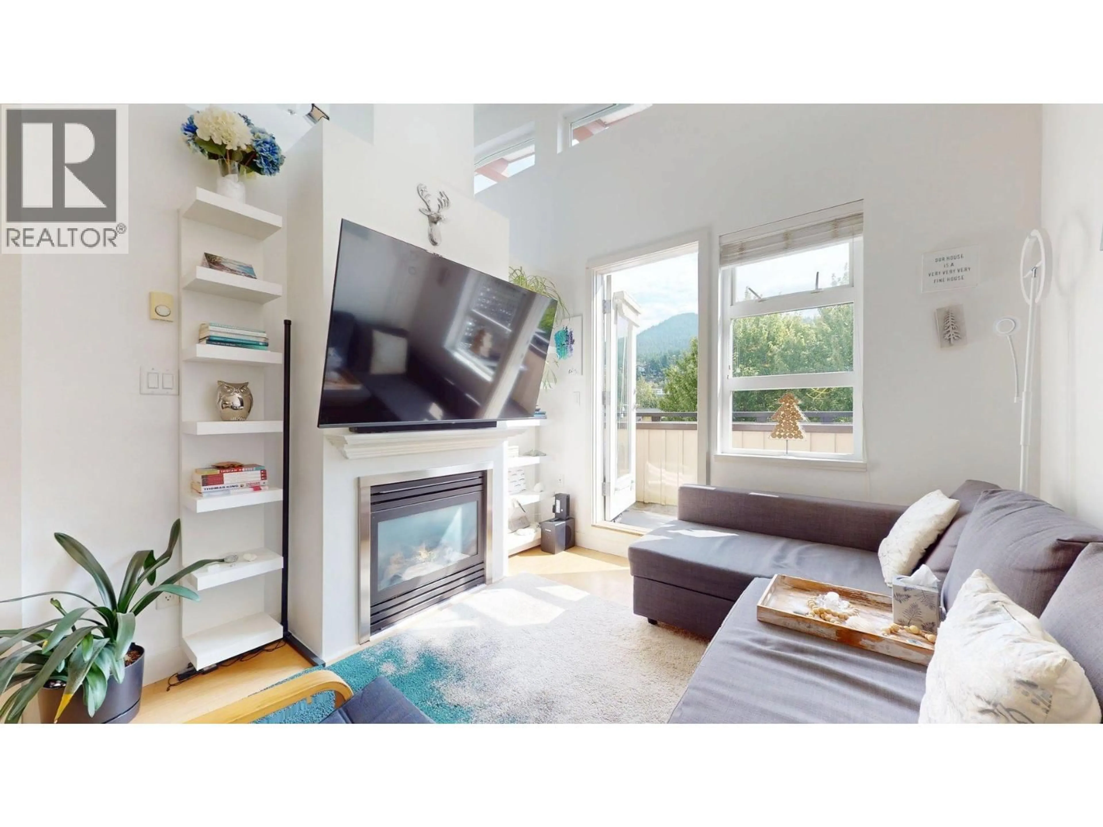 Living room with furniture, wood/laminate floor for 324 - 41105 TANTALUS ROAD, Squamish British Columbia V8B0N3