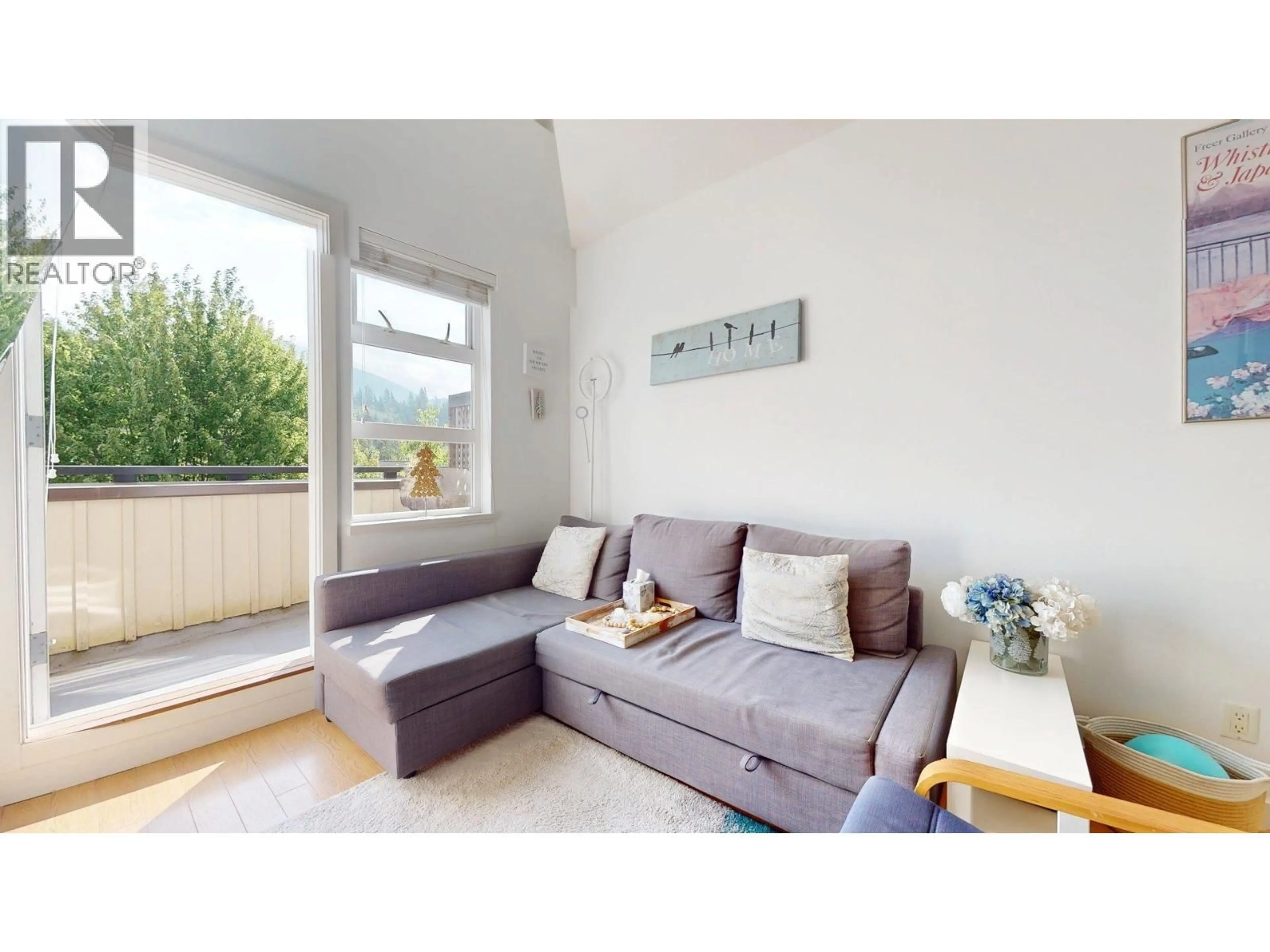 Living room with furniture, wood/laminate floor for 324 - 41105 TANTALUS ROAD, Squamish British Columbia V8B0N3