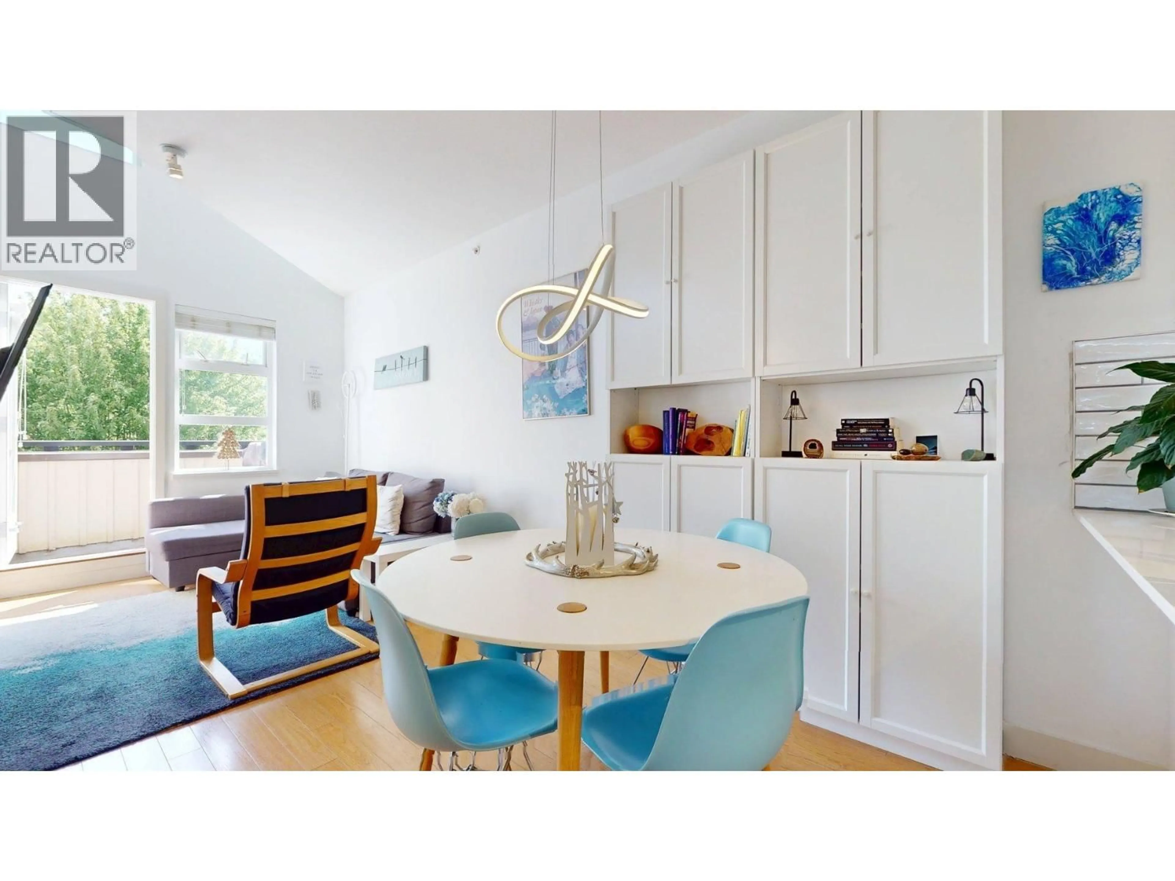 Open concept kitchen, wood/laminate floor for 324 - 41105 TANTALUS ROAD, Squamish British Columbia V8B0N3