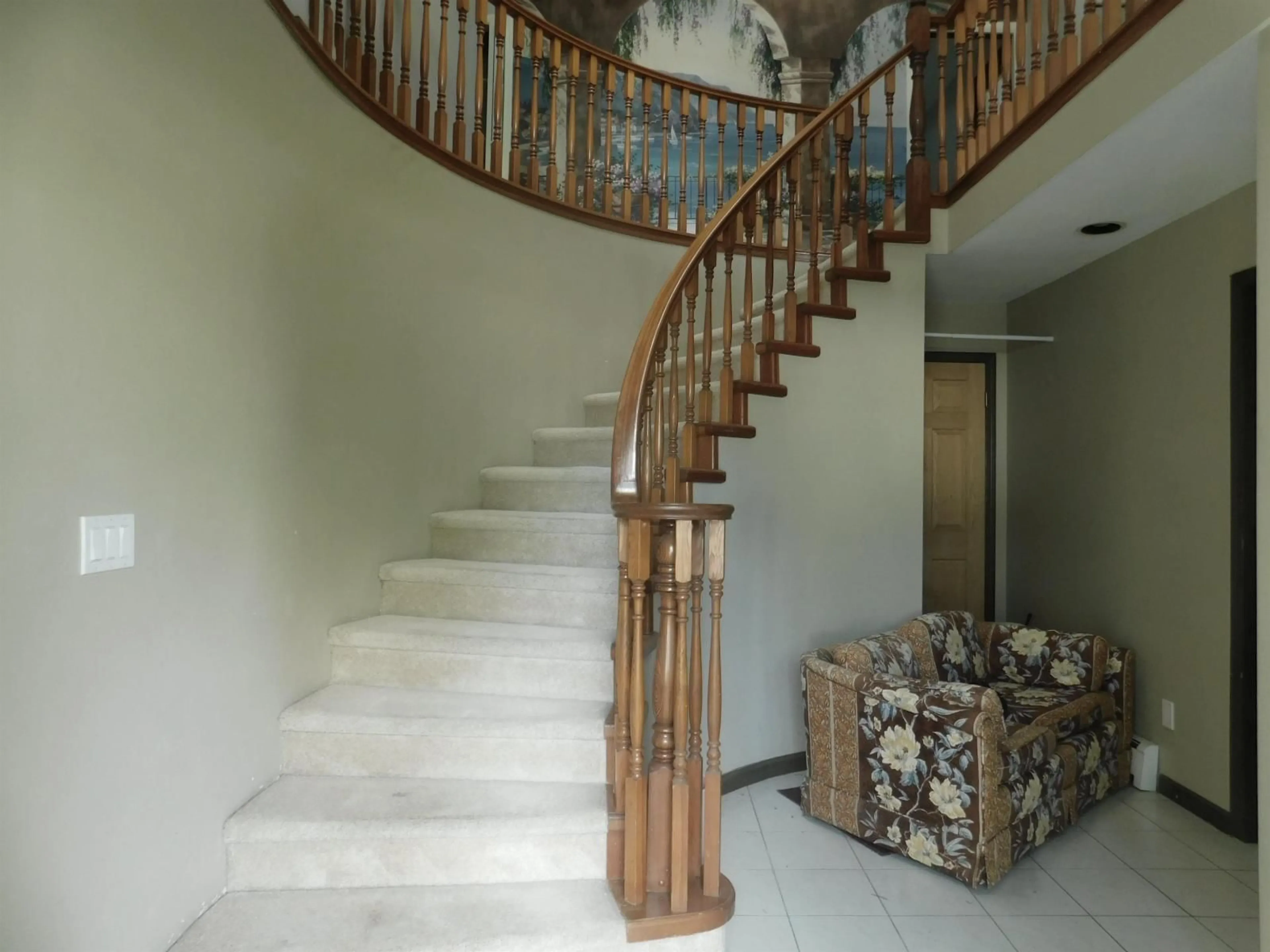 Indoor foyer for 13920 109, Surrey British Columbia V3R1X1