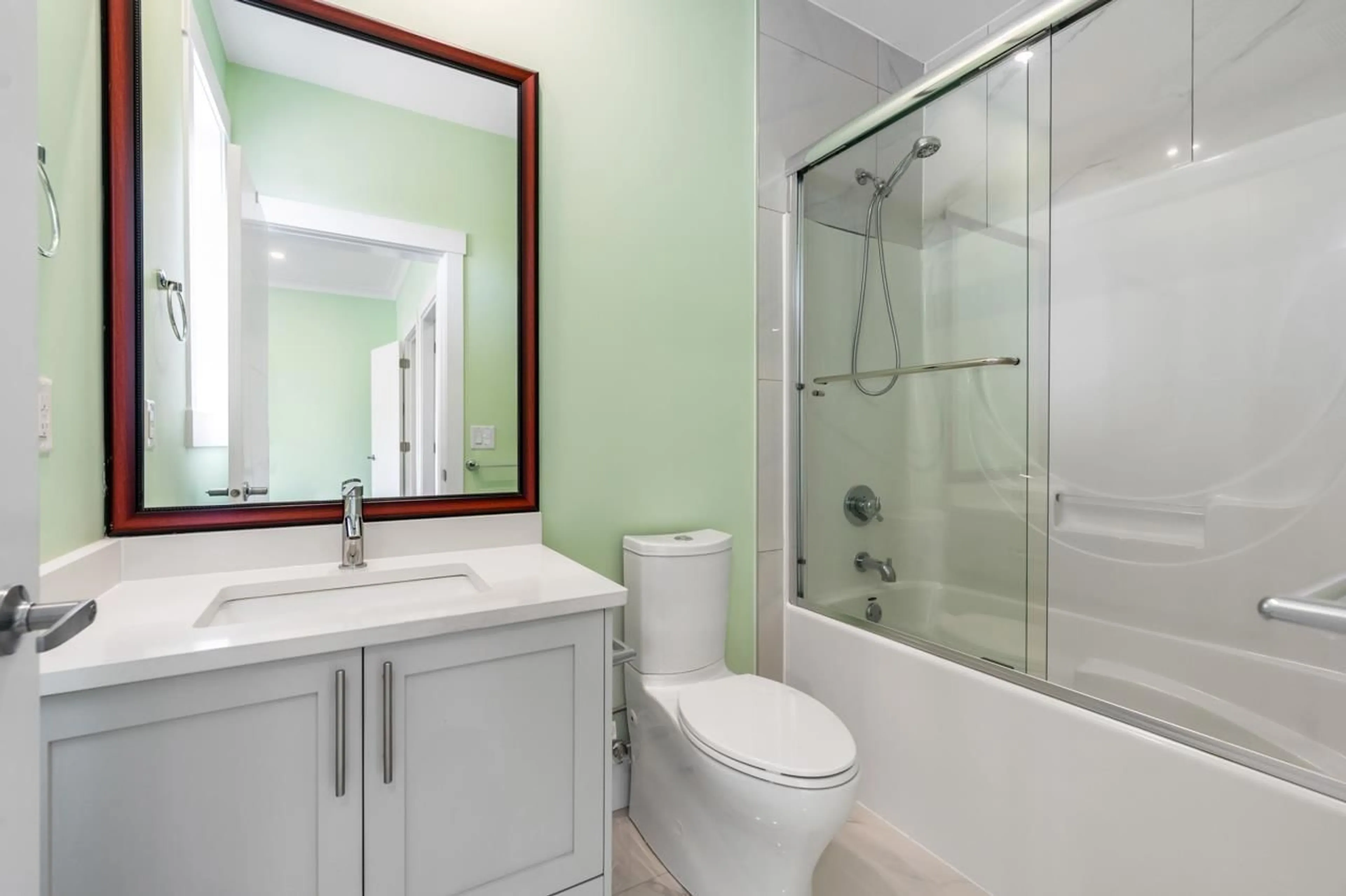 Standard bathroom, ceramic/tile floor for 6711 123A, Surrey British Columbia V3W0Z1