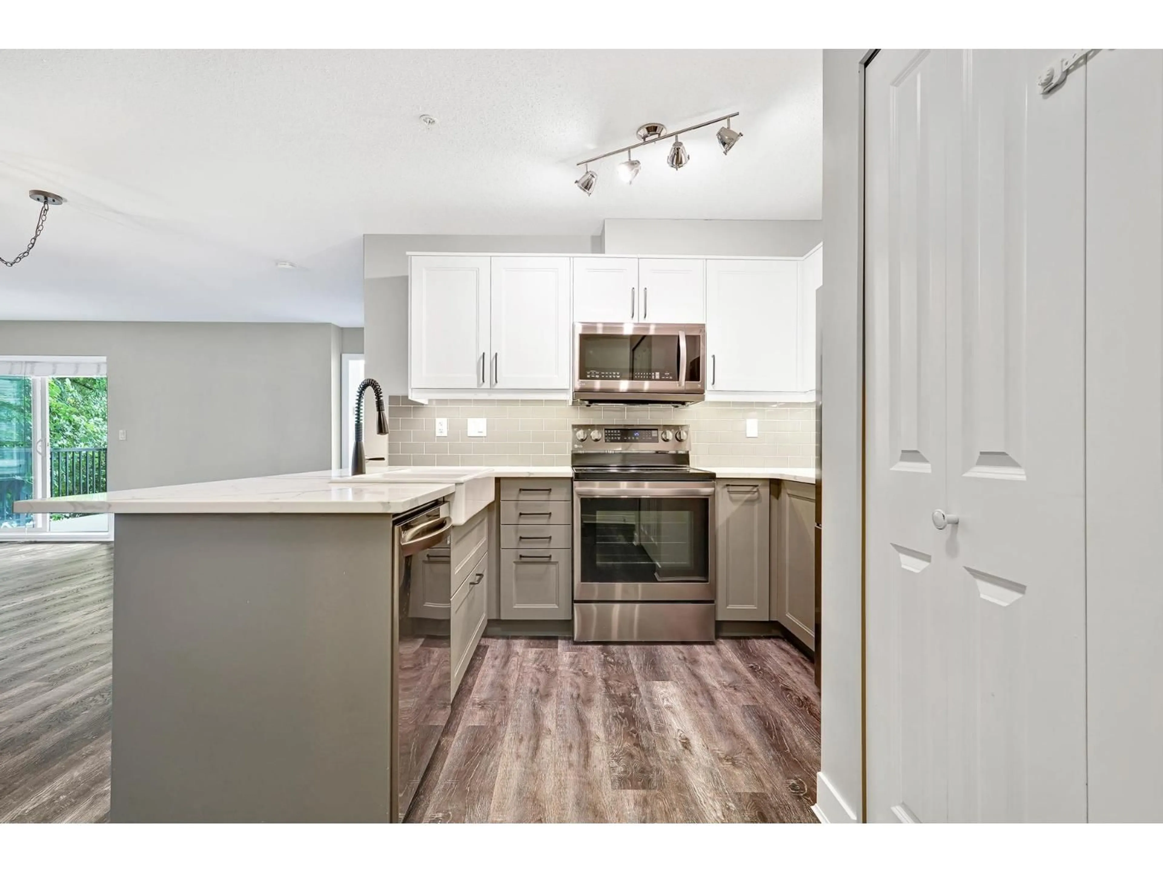 Open concept kitchen, wood/laminate floor for D210 - 8929 202, Langley British Columbia V1M0B4