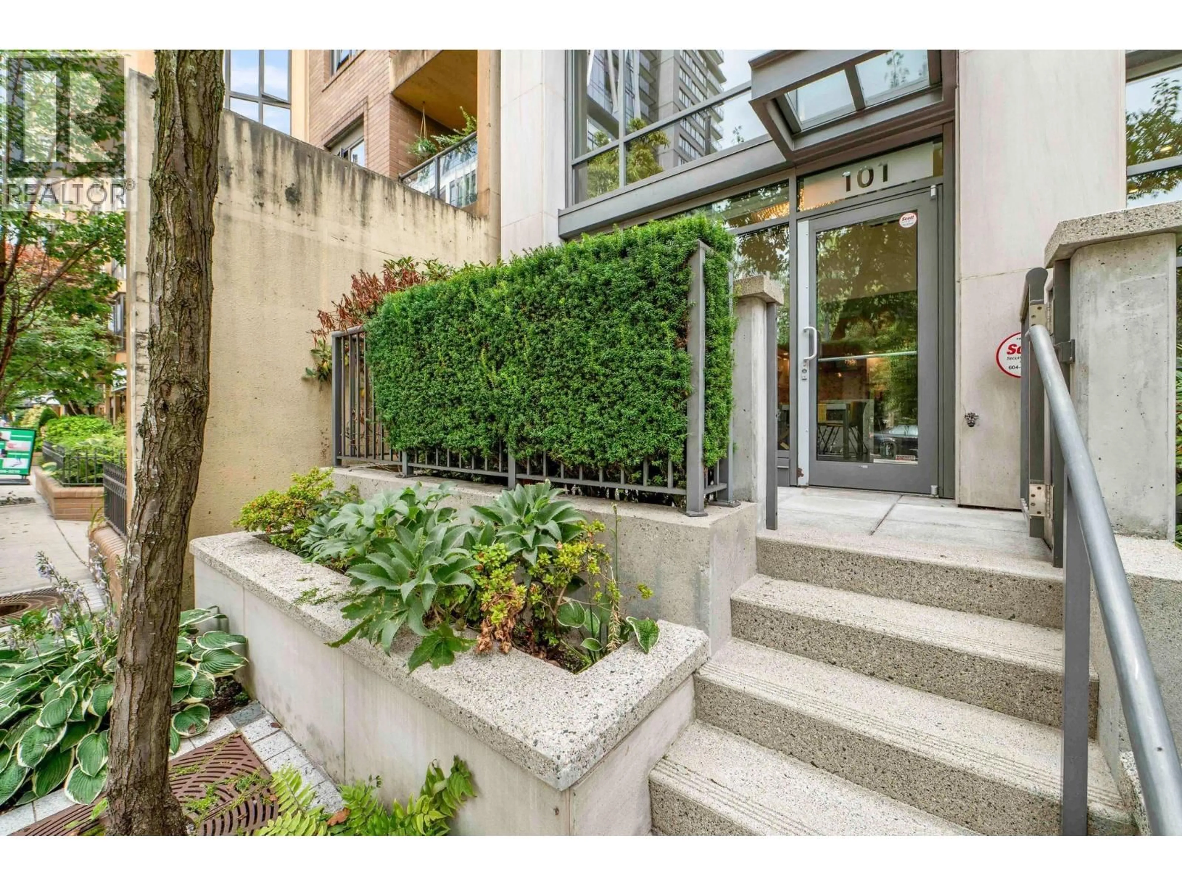 Indoor entryway for 101 - 1168 RICHARDS STREET, Vancouver British Columbia V6B3E6