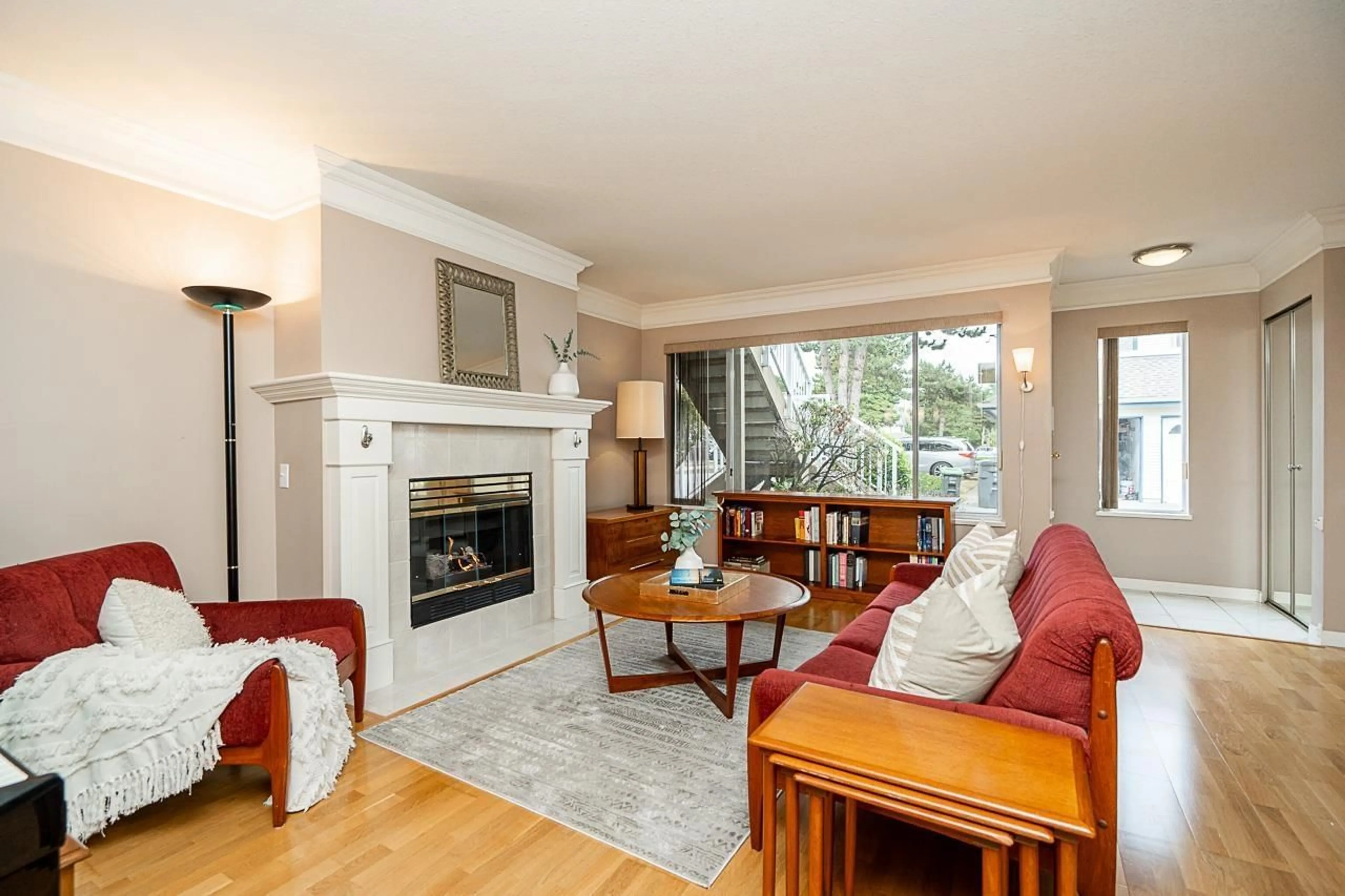 Living room with furniture, wood/laminate floor for 118 - 7837 120A, Surrey British Columbia V3W0W9
