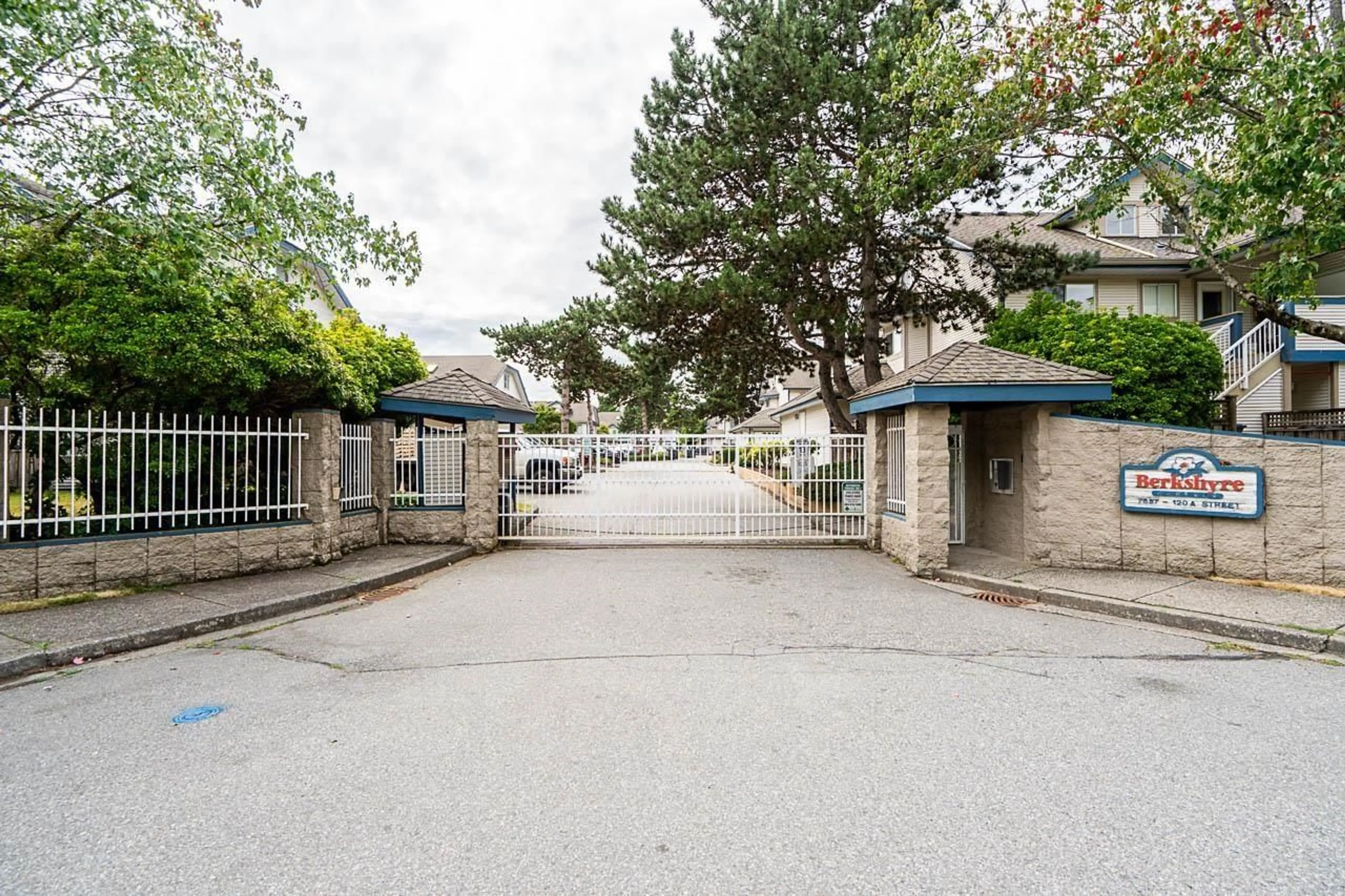 Patio, street for 118 - 7837 120A, Surrey British Columbia V3W0W9