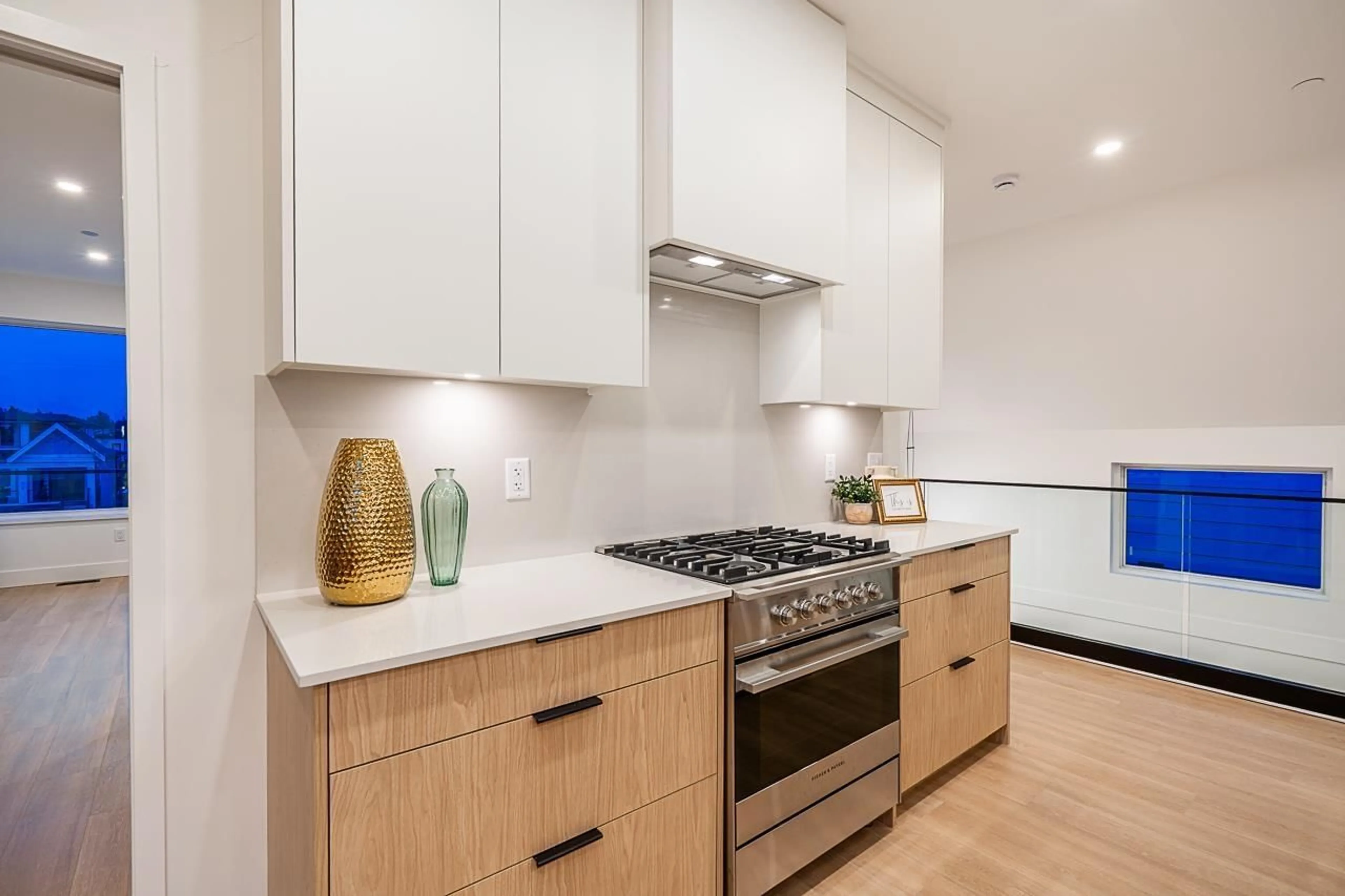 Contemporary kitchen, unknown for 855 LEE, White Rock British Columbia V4B4N7