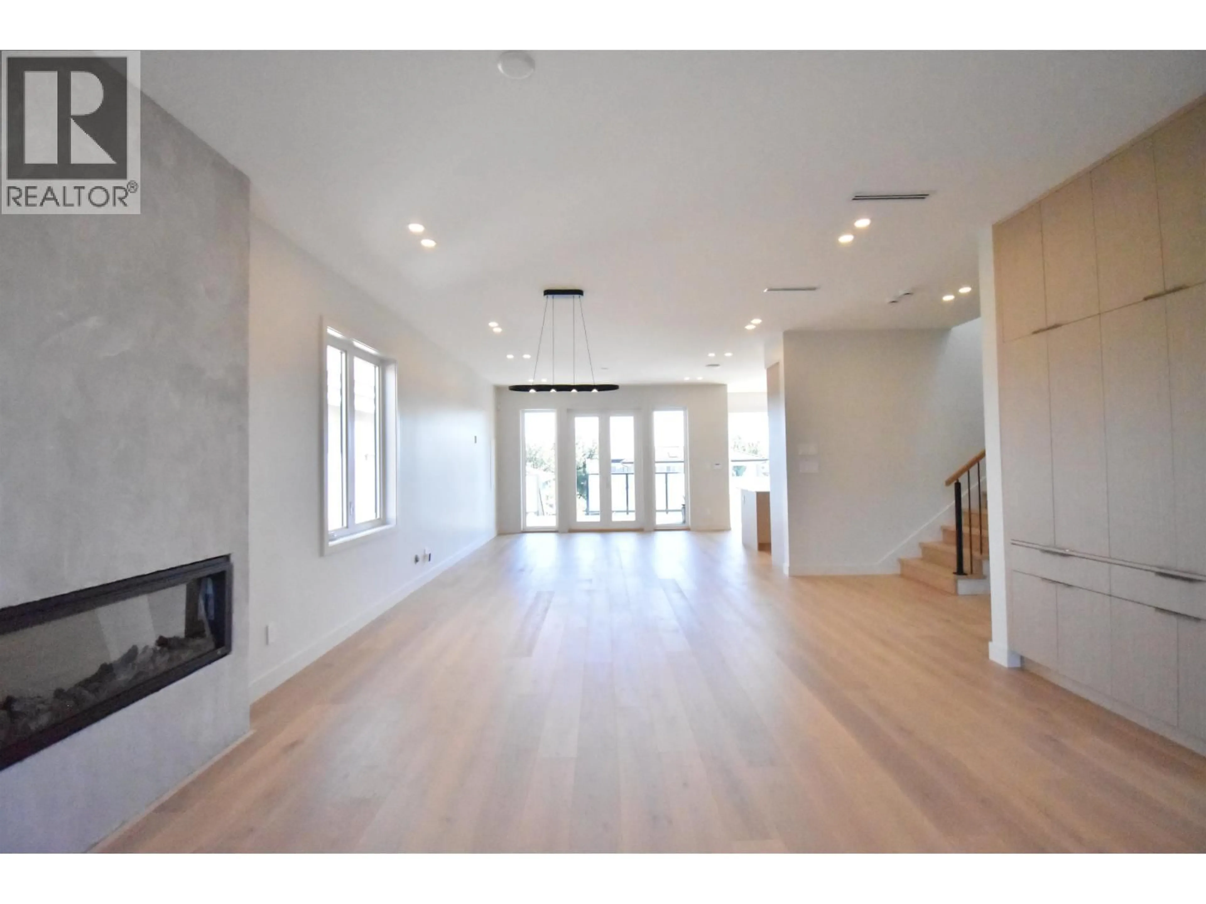 Indoor foyer for 6252 KITCHENER STREET, Burnaby British Columbia V5B2J4