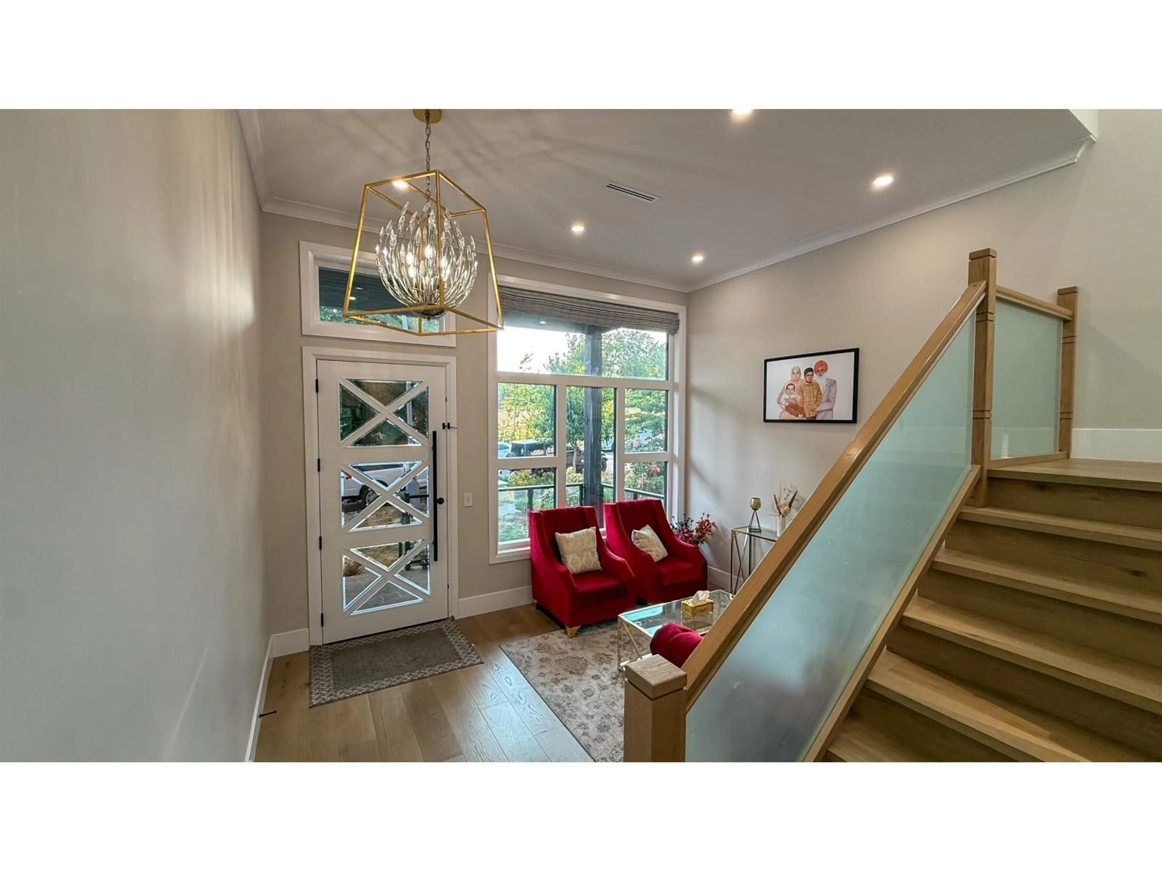 Indoor entryway for 6816 147, Surrey British Columbia V3S2B1