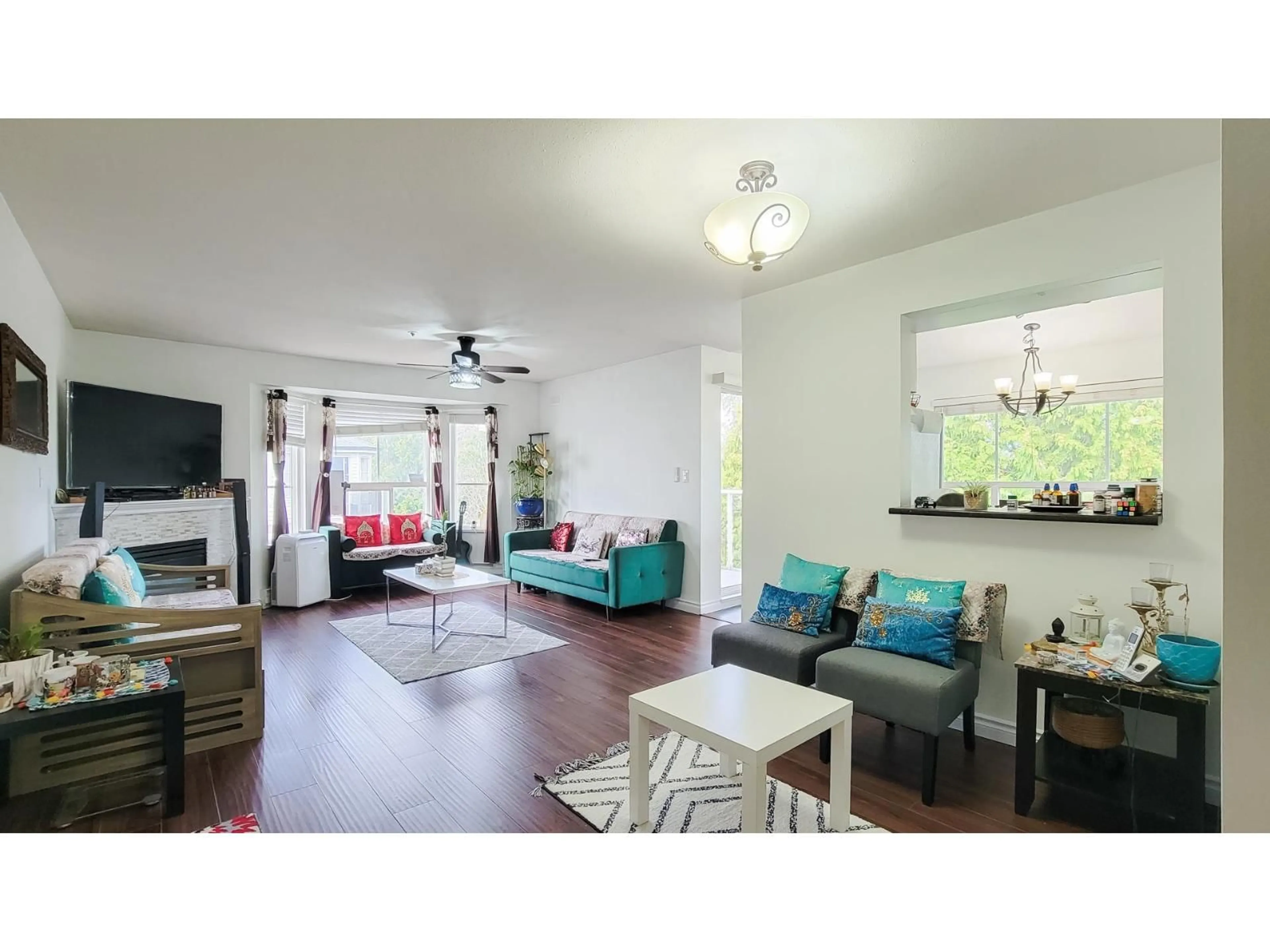 Living room with furniture, wood/laminate floor for 303 - 12769 72, Surrey British Columbia V3W2M7