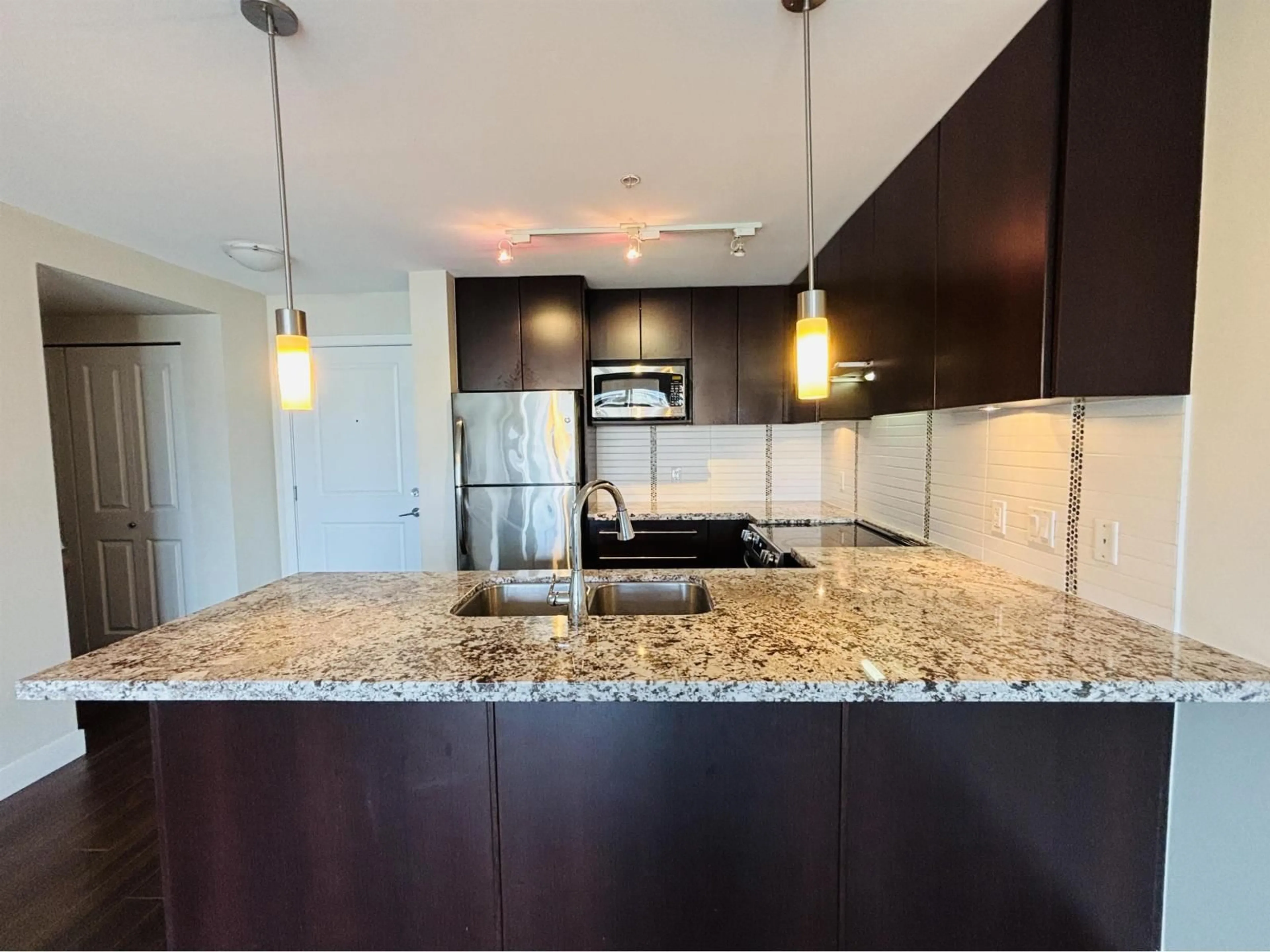 Open concept kitchen, unknown for 309 - 15775 CROYDON, Surrey British Columbia V3Z2L6