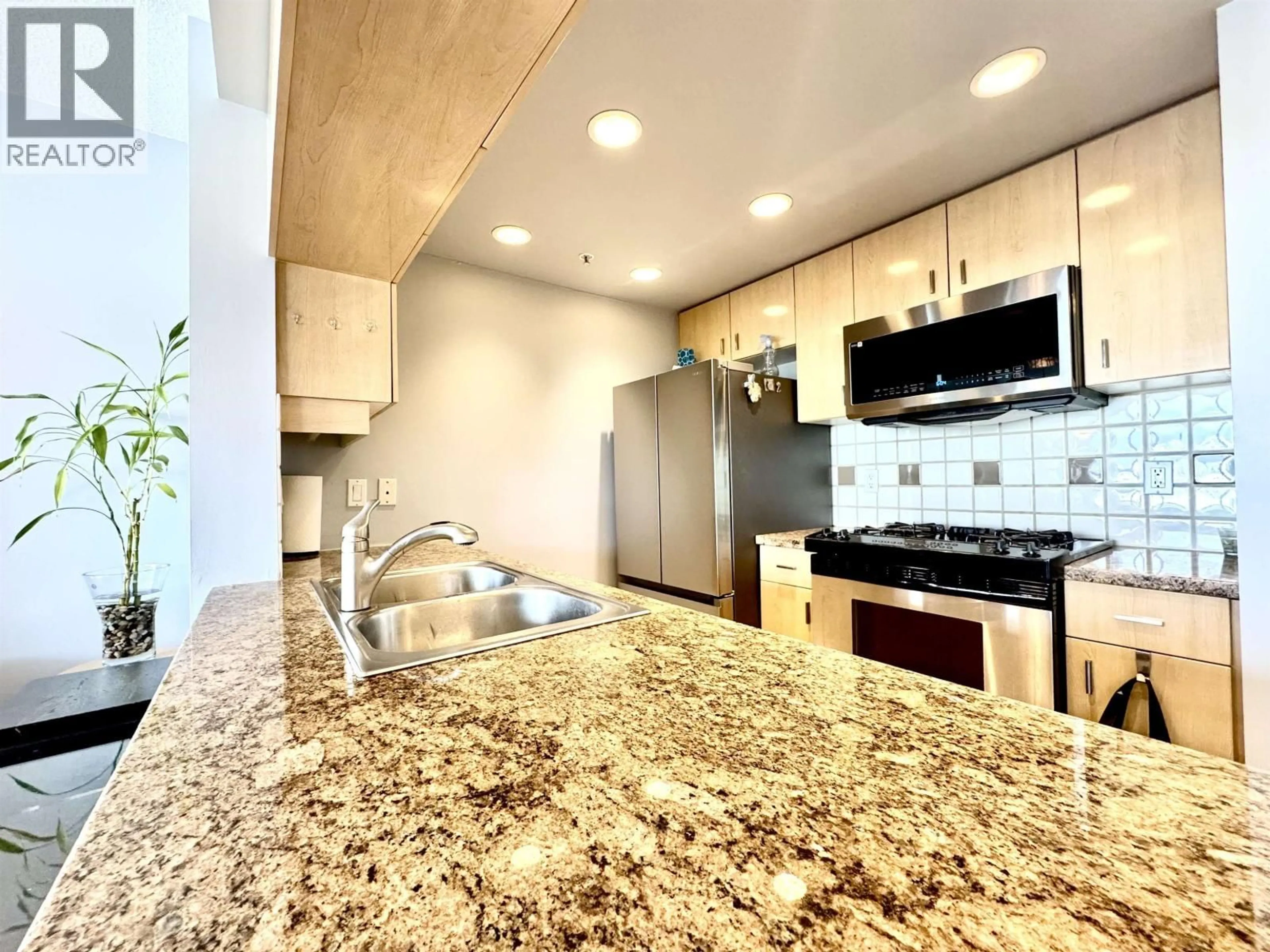 Contemporary kitchen, ceramic/tile floor for 3202 - 1033 MARINASIDE CRESCENT, Vancouver British Columbia V6Z3A3