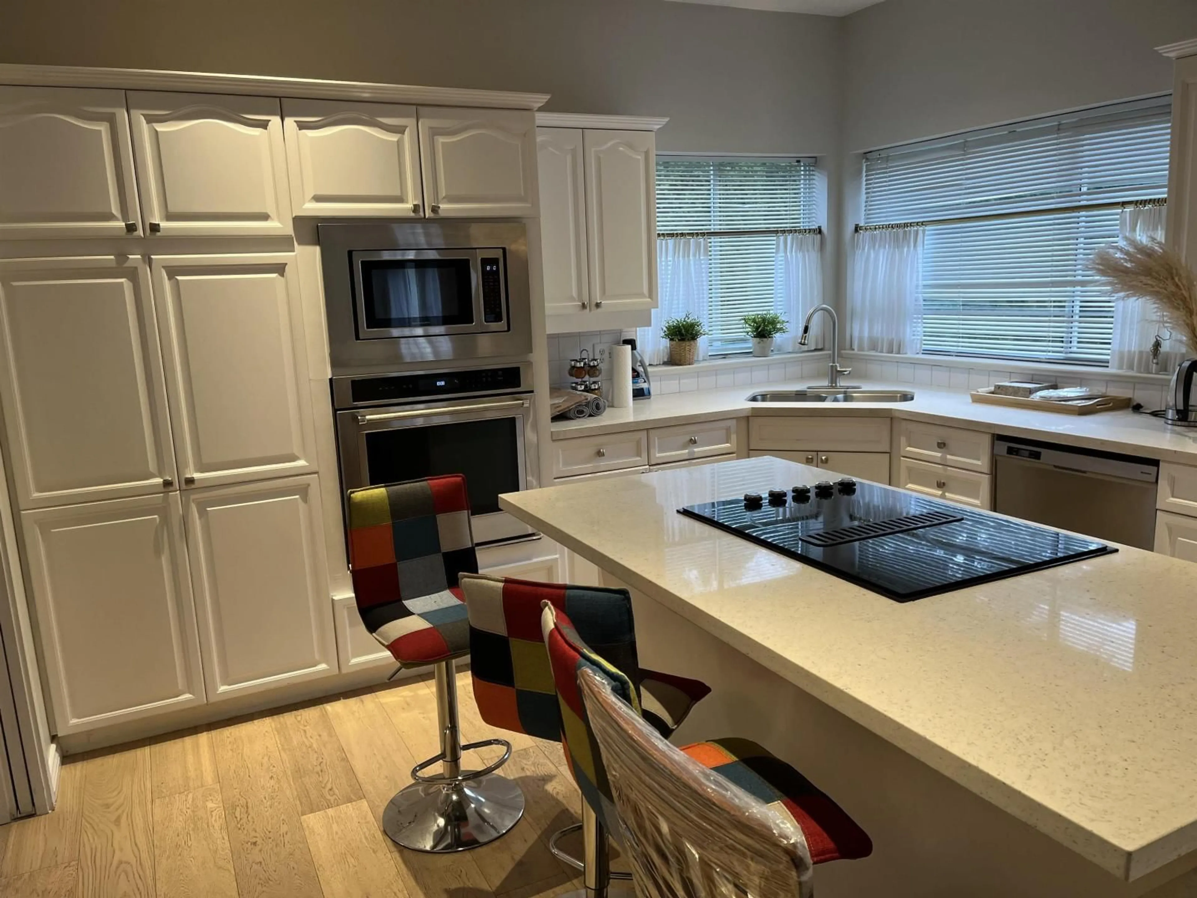 Open concept kitchen, unknown for 14527 30, Surrey British Columbia V4P1P9