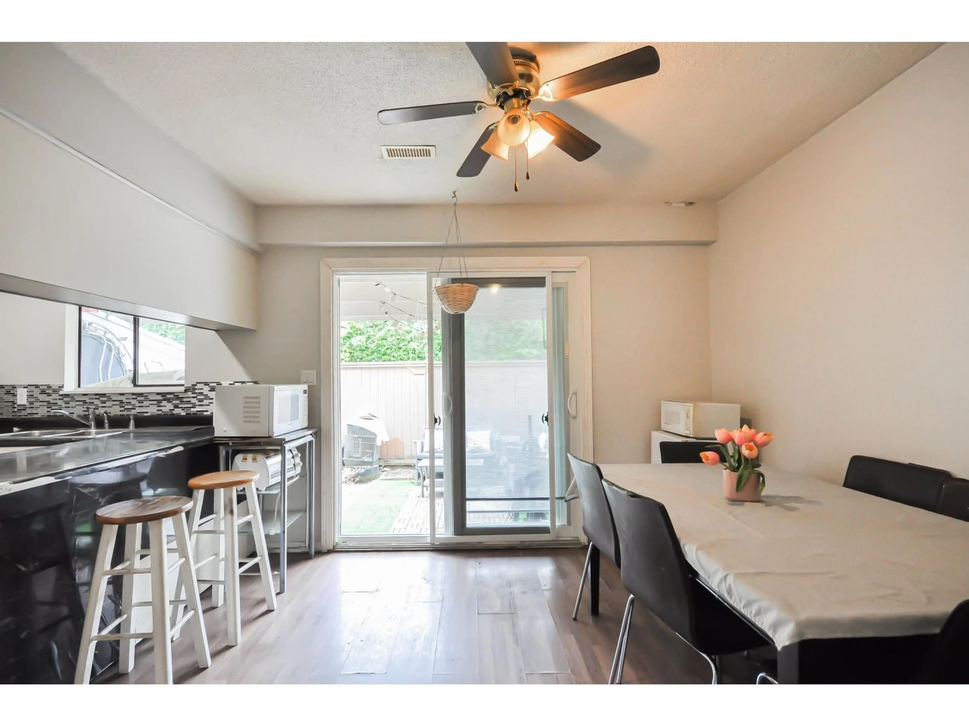 Open concept kitchen, wood/laminate floor for 77 - 20350 53, Langley British Columbia V3A5T9
