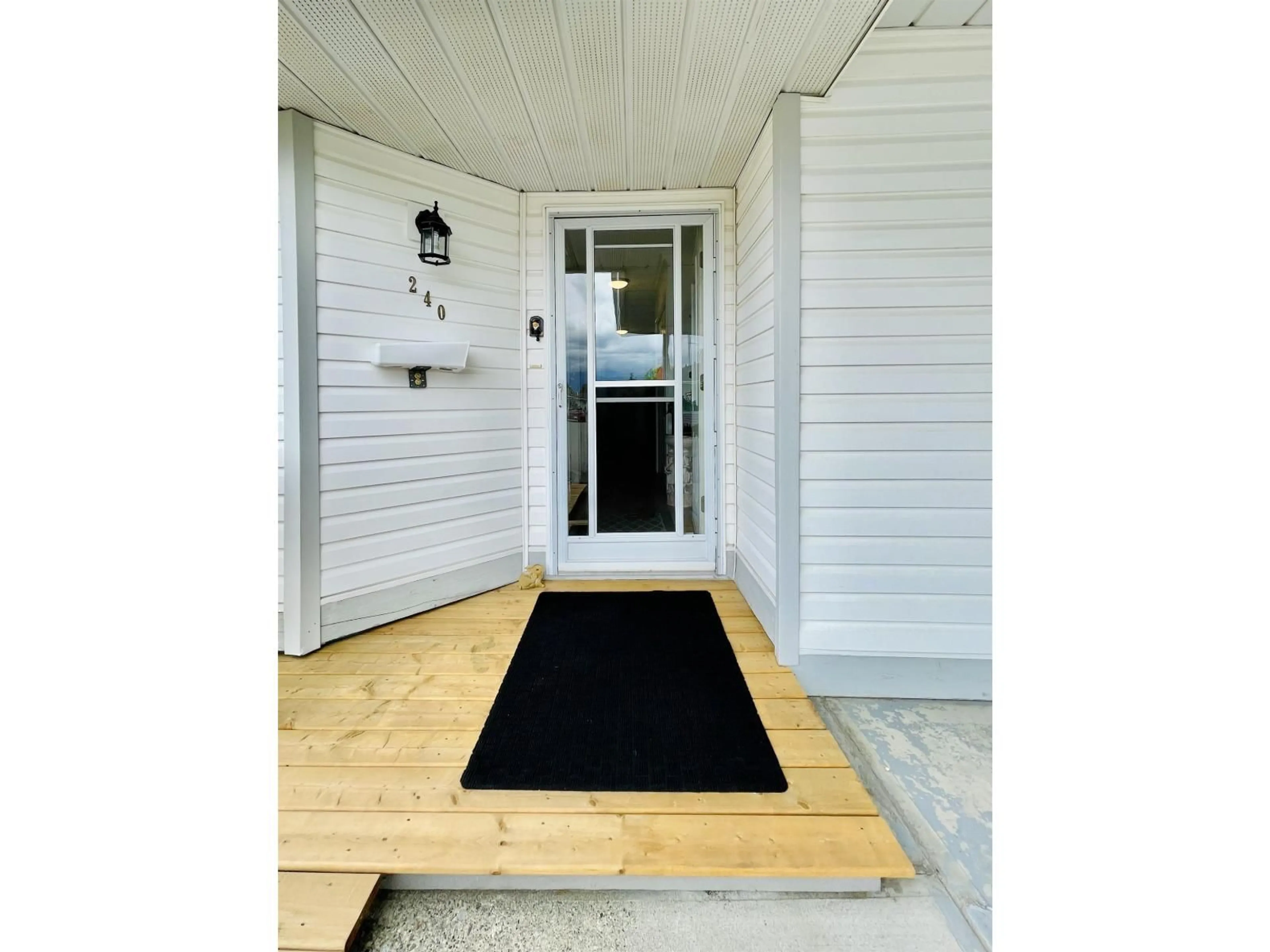 Indoor entryway for 240 - 7610 EVANS ROAD, Chilliwack British Columbia V2R2Z5