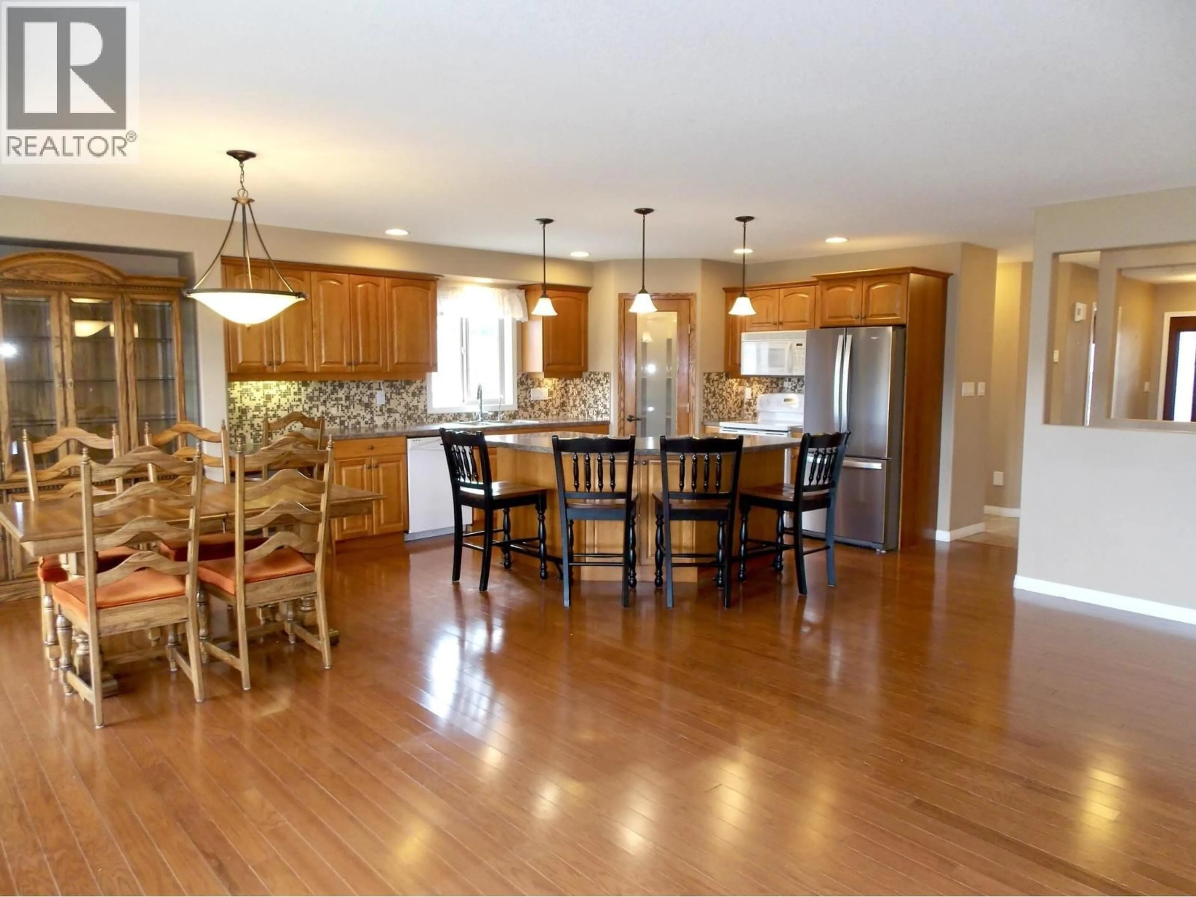 Open concept kitchen, wood/laminate floor for 124 - 375 MANDARINO PLACE, Williams Lake British Columbia V2G4V3