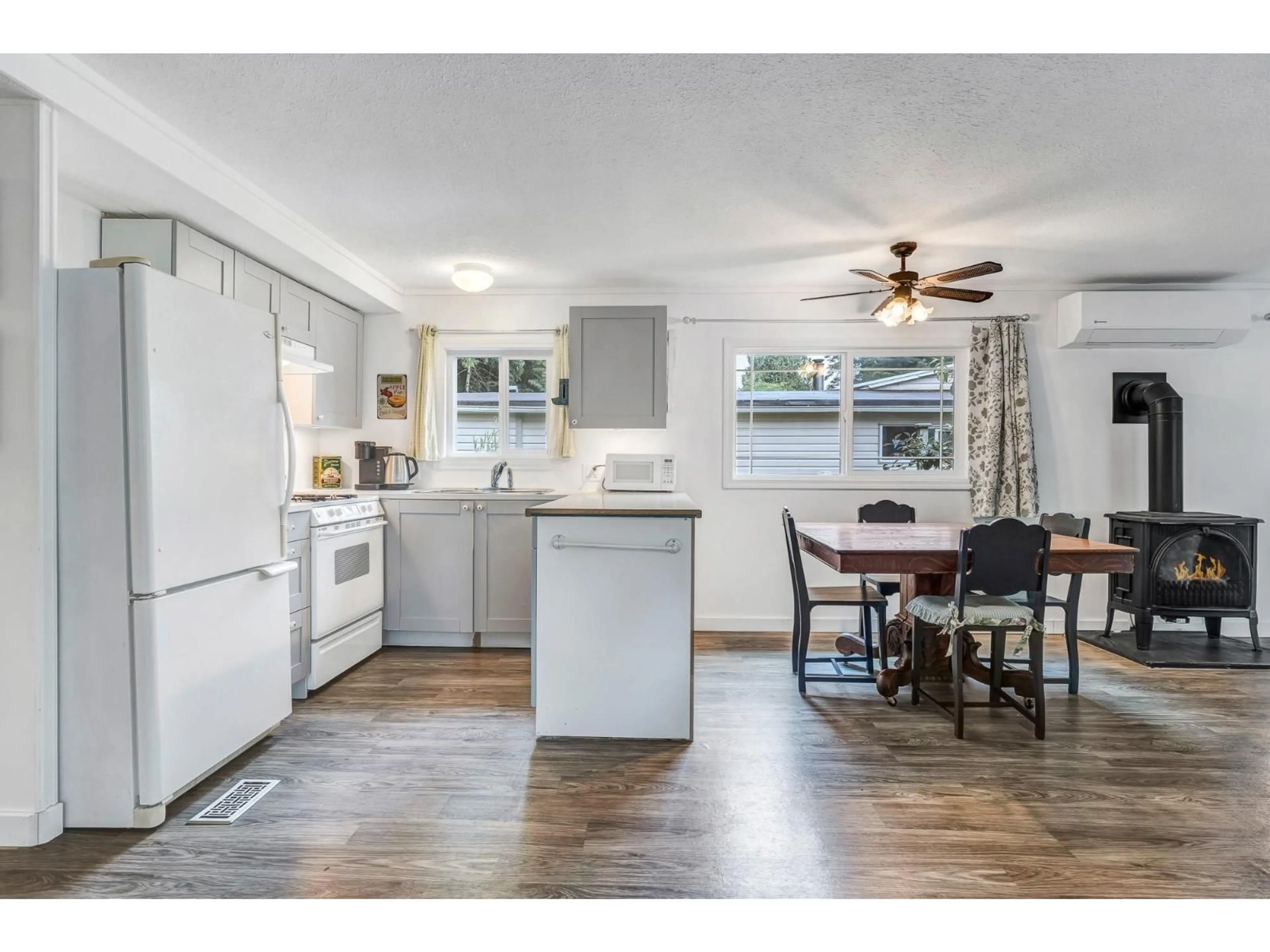 Open concept kitchen, wood/laminate floor for 5 - 50801 O'BYRNE ROAD, Chilliwack British Columbia V4Z1J3
