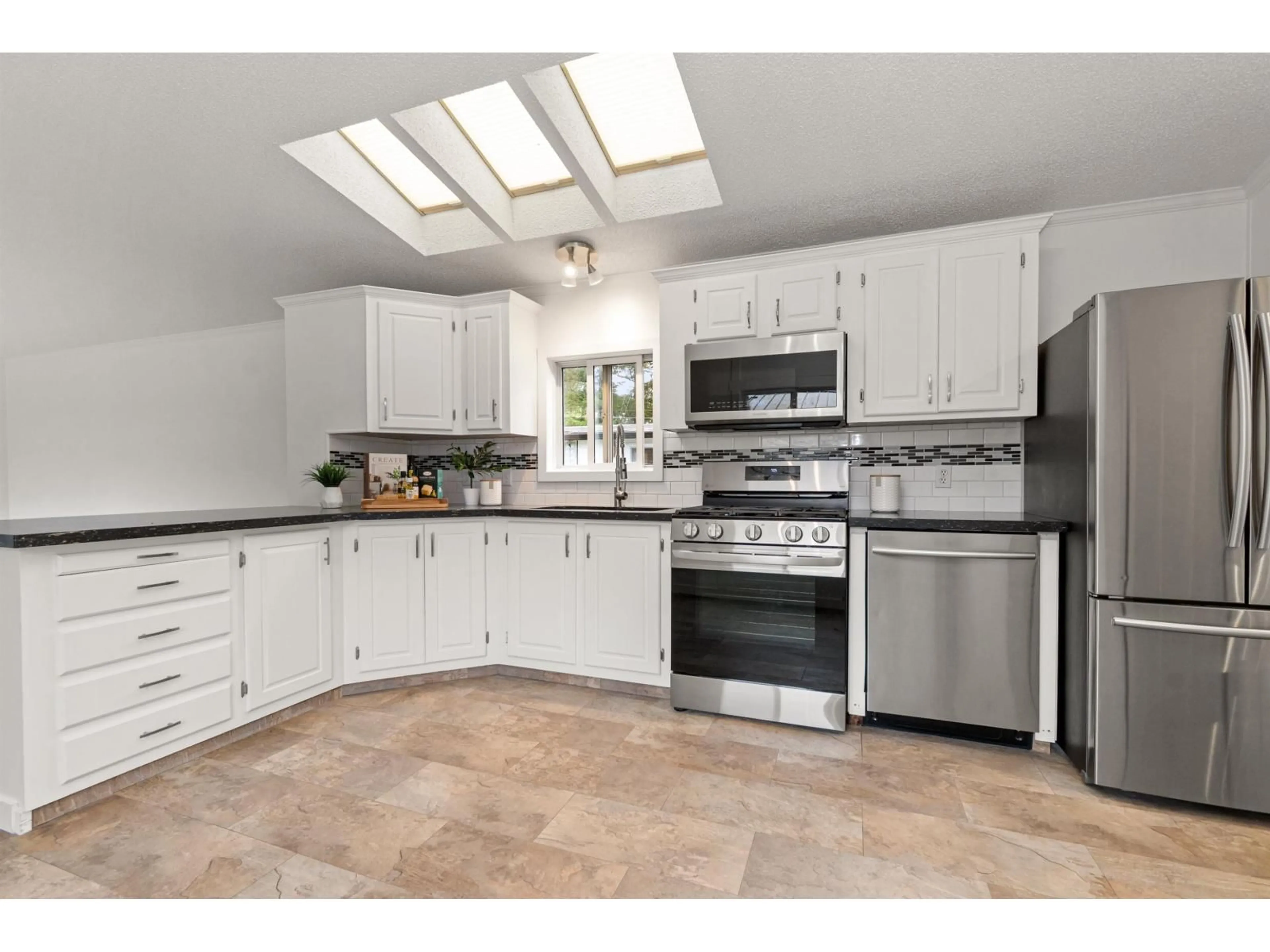 Open concept kitchen, ceramic/tile floor for 34 - 65367 KAWKAWA LAKE ROAD, Hope British Columbia V0X1L1