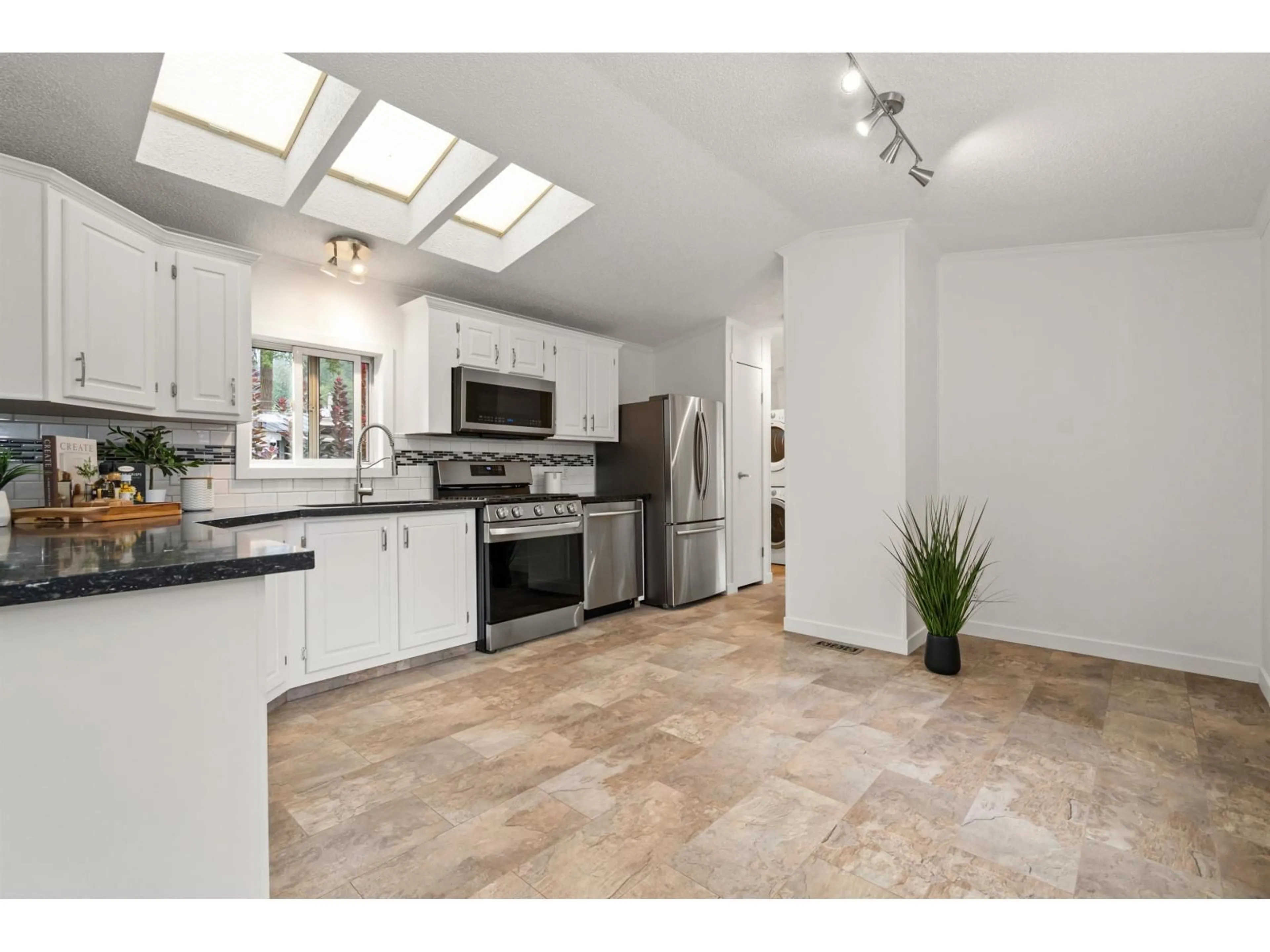 Open concept kitchen, ceramic/tile floor for 34 - 65367 KAWKAWA LAKE ROAD, Hope British Columbia V0X1L1