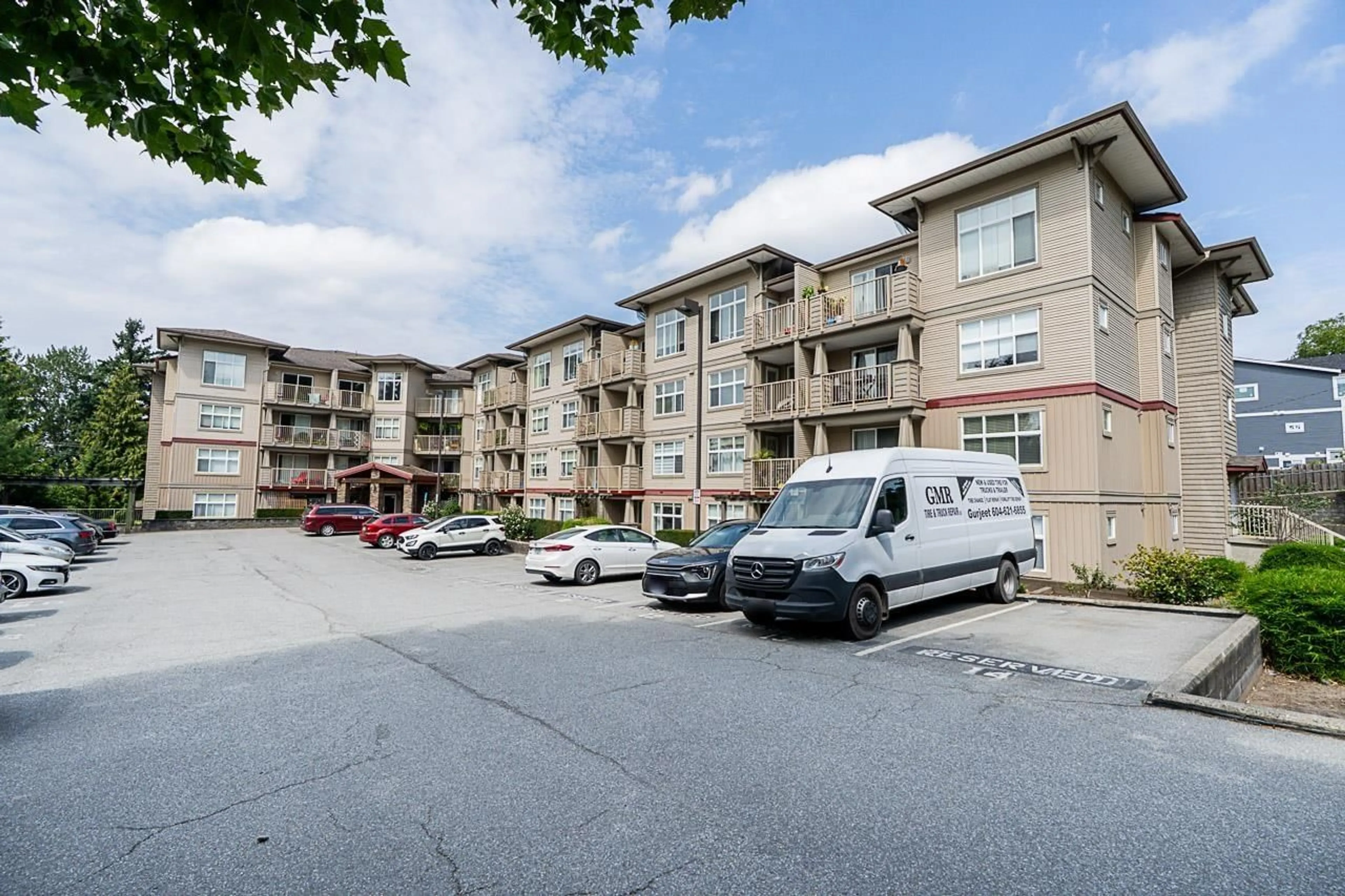 A pic from outside/outdoor area/front of a property/back of a property/a pic from drone, street for 423 - 2515 PARK, Abbotsford British Columbia V2S0B2
