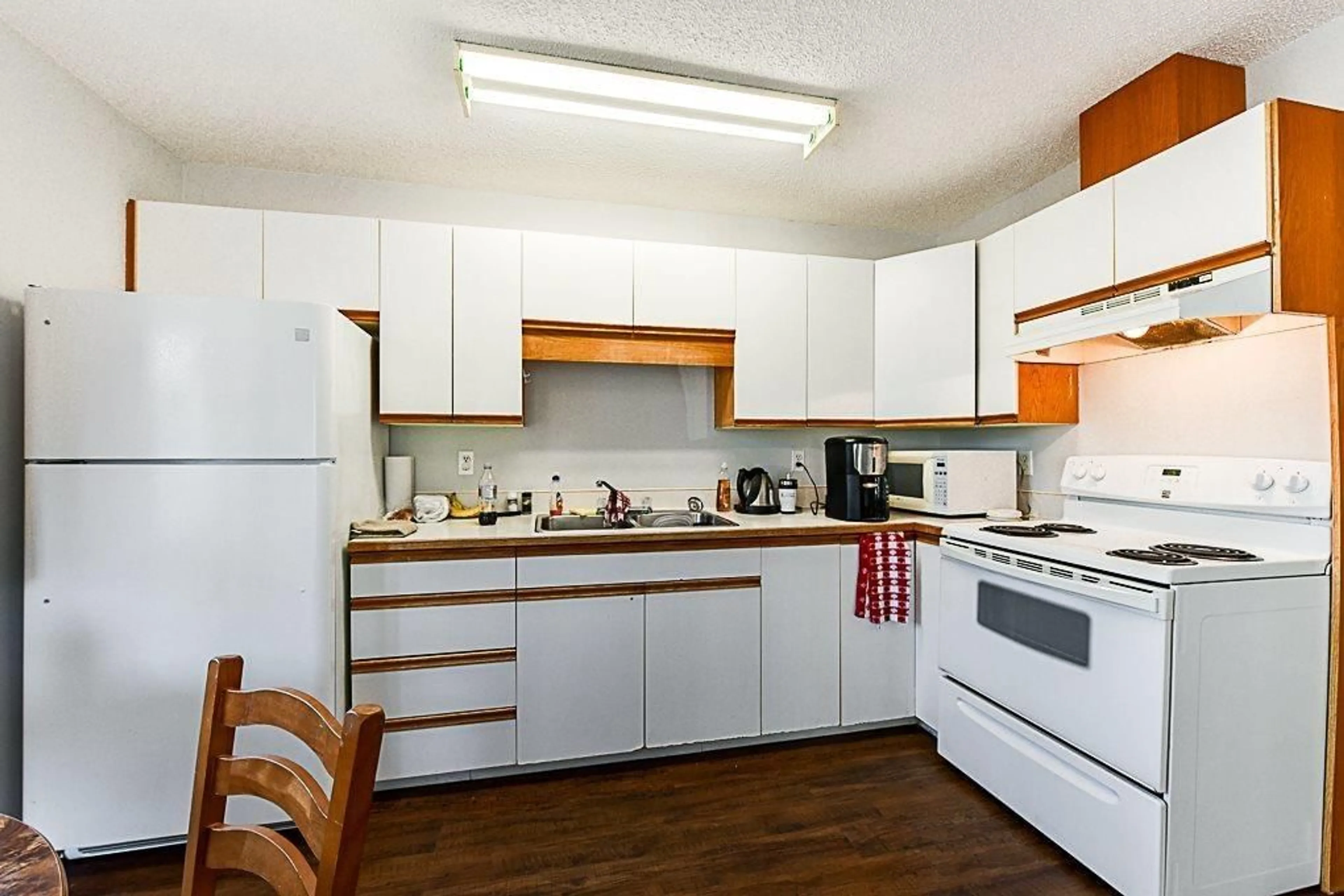 Standard kitchen, wood/laminate floor for 8 - 46160 PRINCESS AVENUE, Chilliwack British Columbia V2P2A7