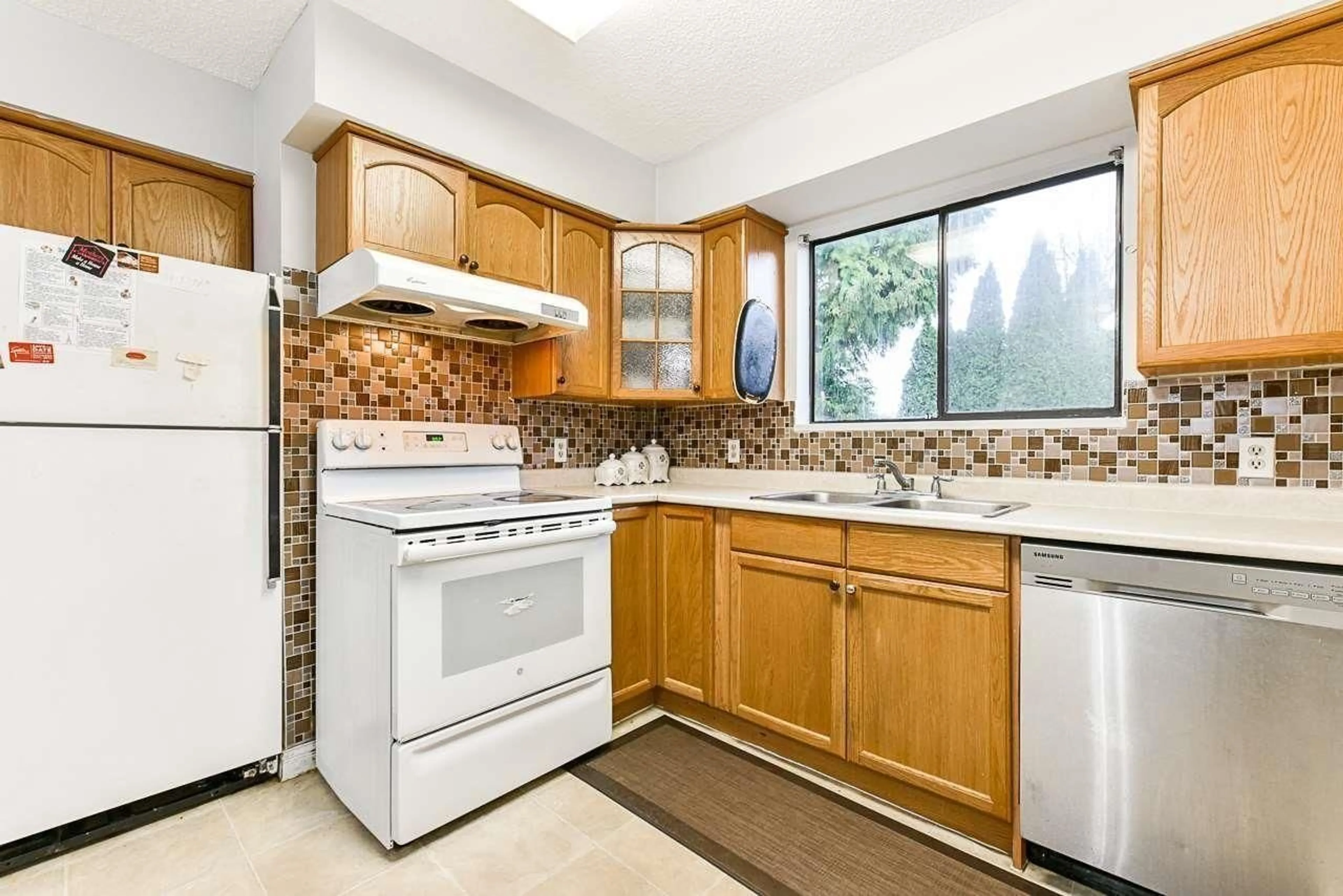 Standard kitchen, ceramic/tile floor for 11516 PARKWOOD, Delta British Columbia V4C7L1
