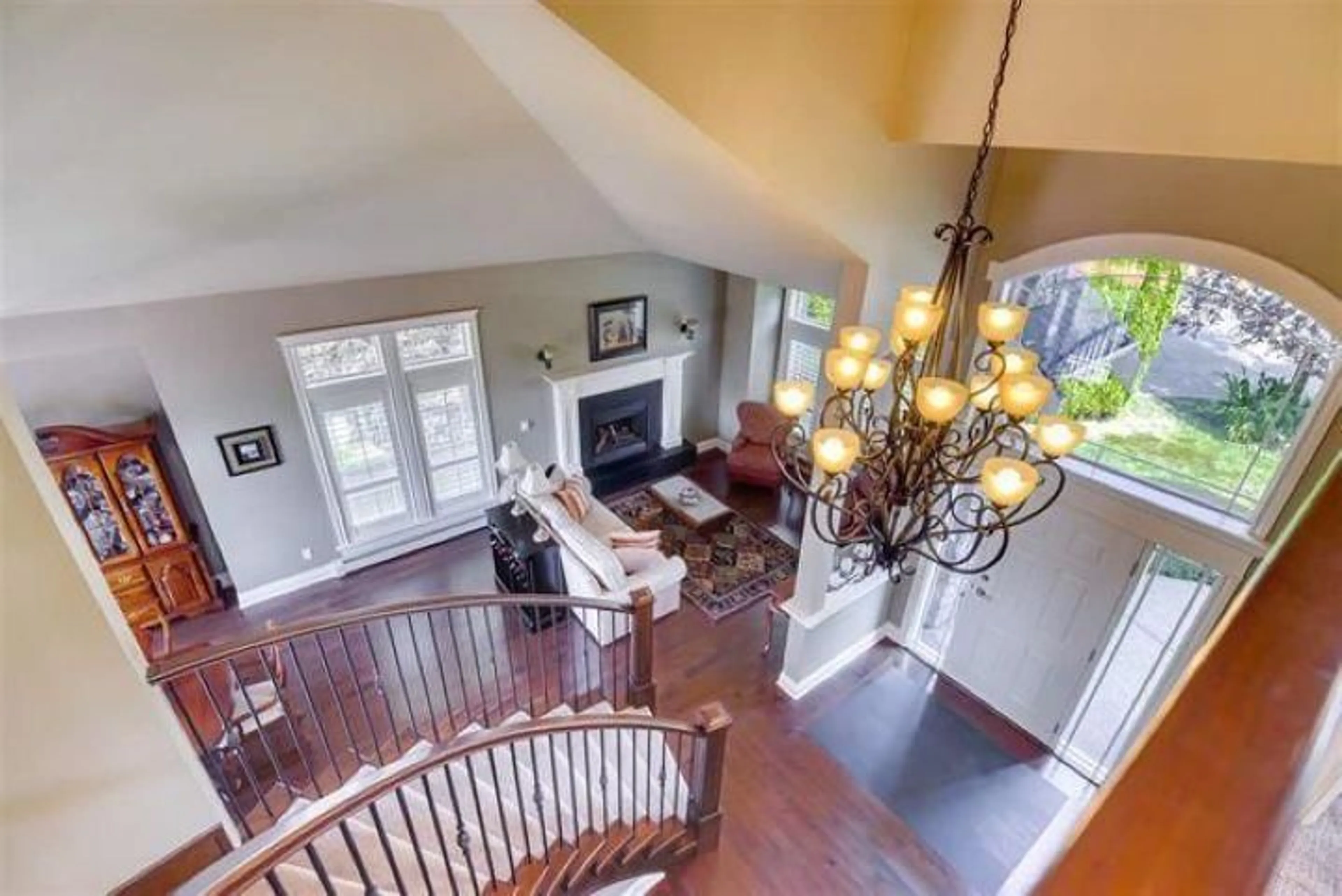 Indoor foyer for 16266 58A, Surrey British Columbia V3S4Y5