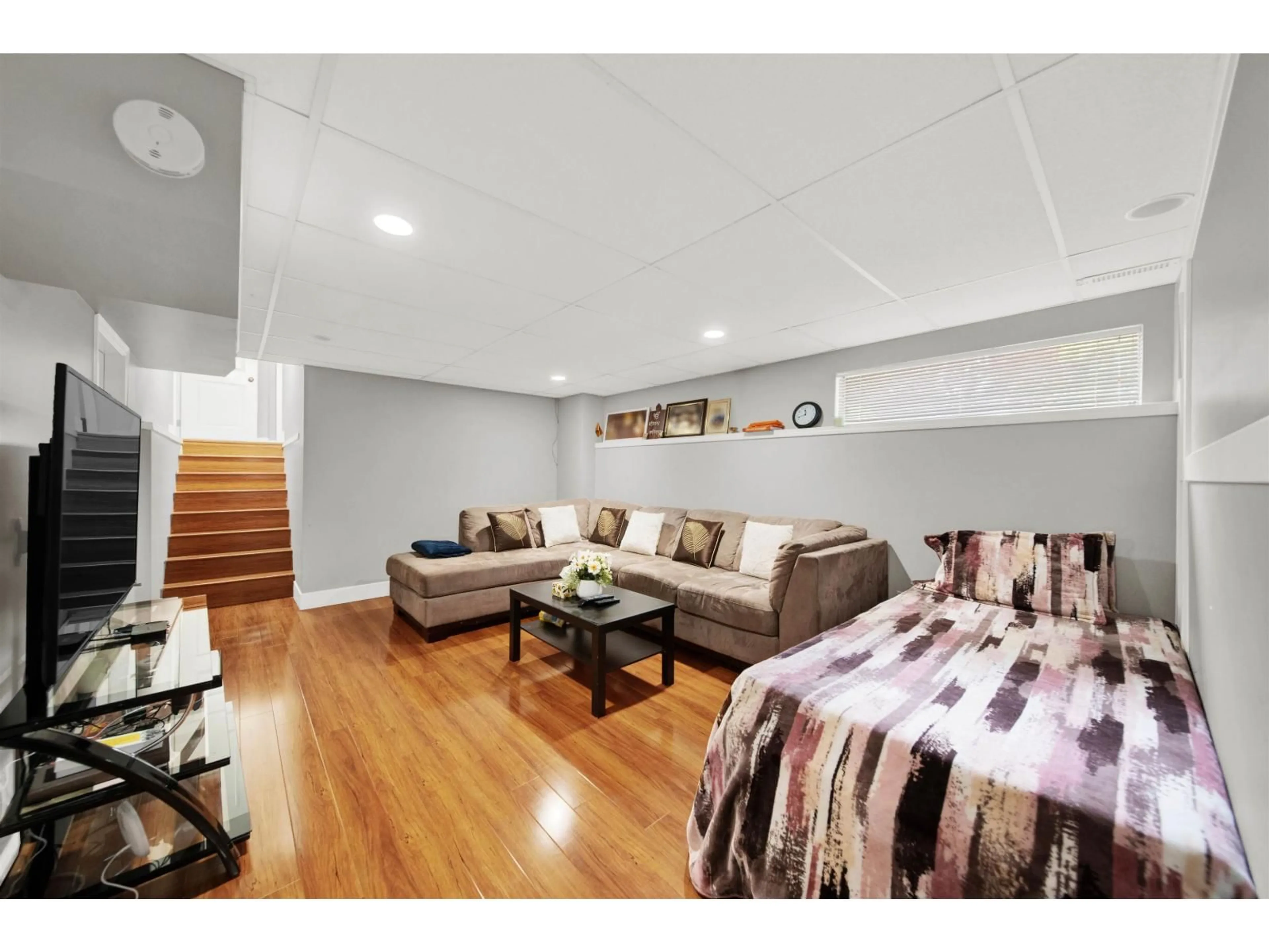 Living room with furniture, wood/laminate floor for 6324 130B, Surrey British Columbia V3X1R4