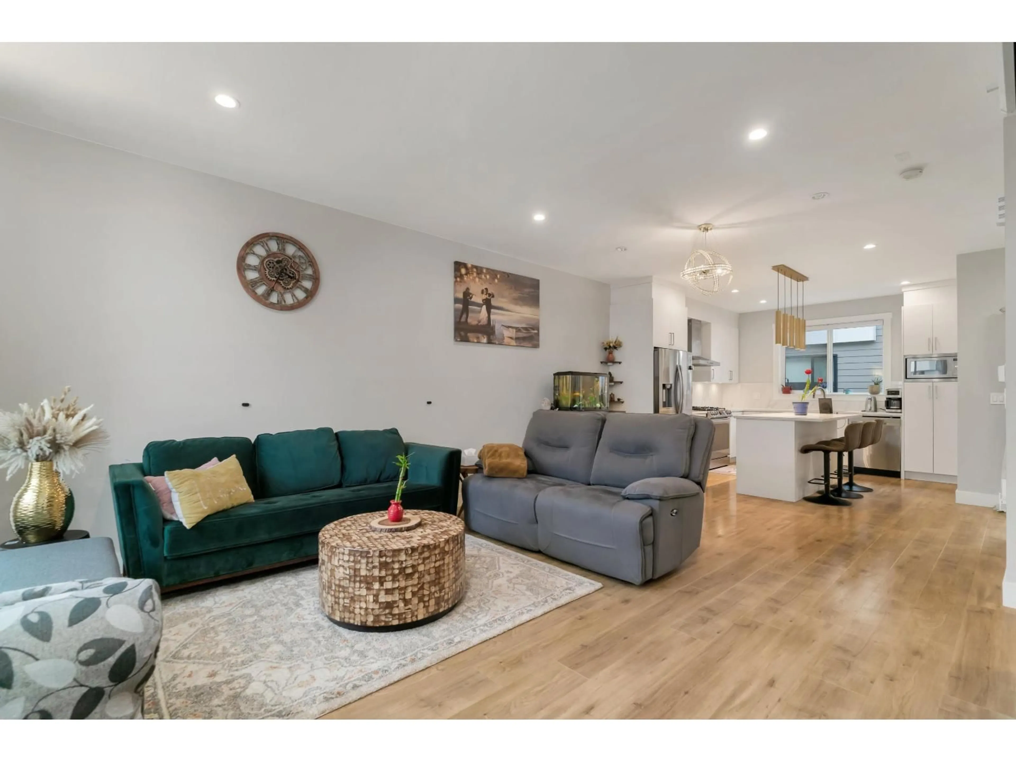 Living room with furniture, wood/laminate floor for 51 - 1639 162, Surrey British Columbia V4A4Y1