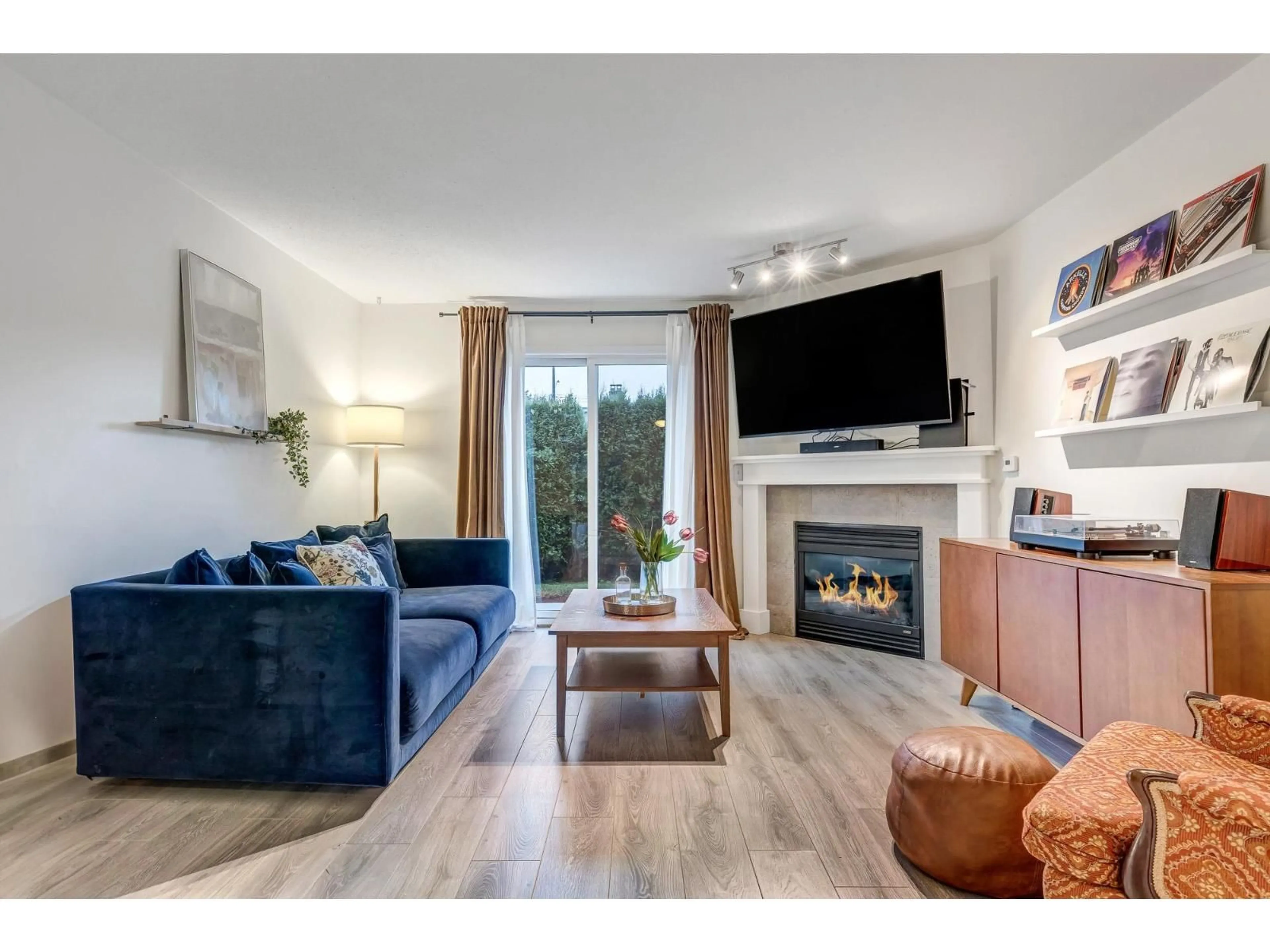 Living room with furniture, wood/laminate floor for 126 - 9855 QUARRY ROAD, Chilliwack British Columbia V2P3M3