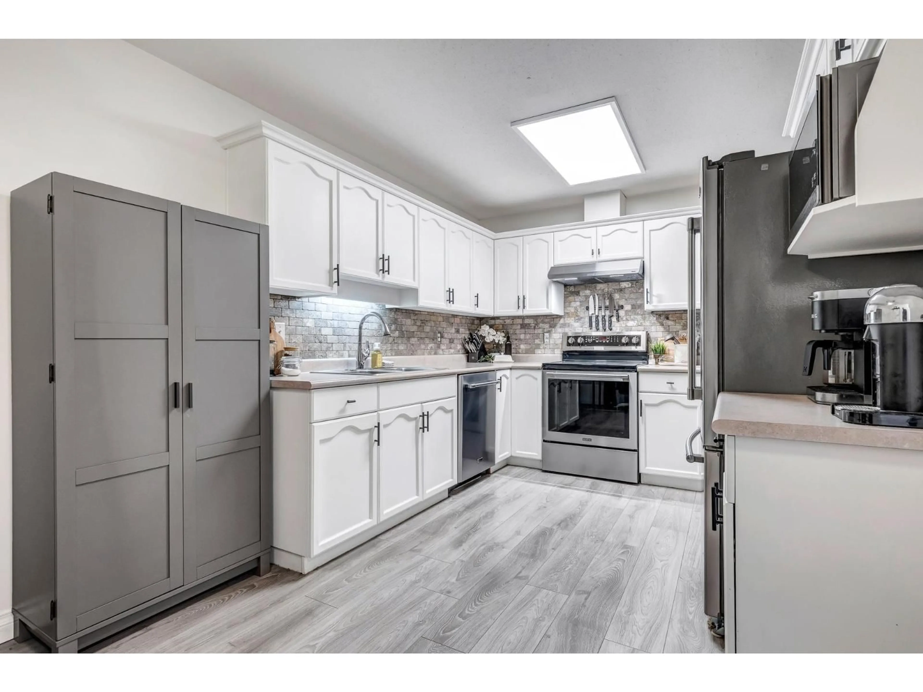 Open concept kitchen, ceramic/tile floor for 126 - 9855 QUARRY ROAD, Chilliwack British Columbia V2P3M3