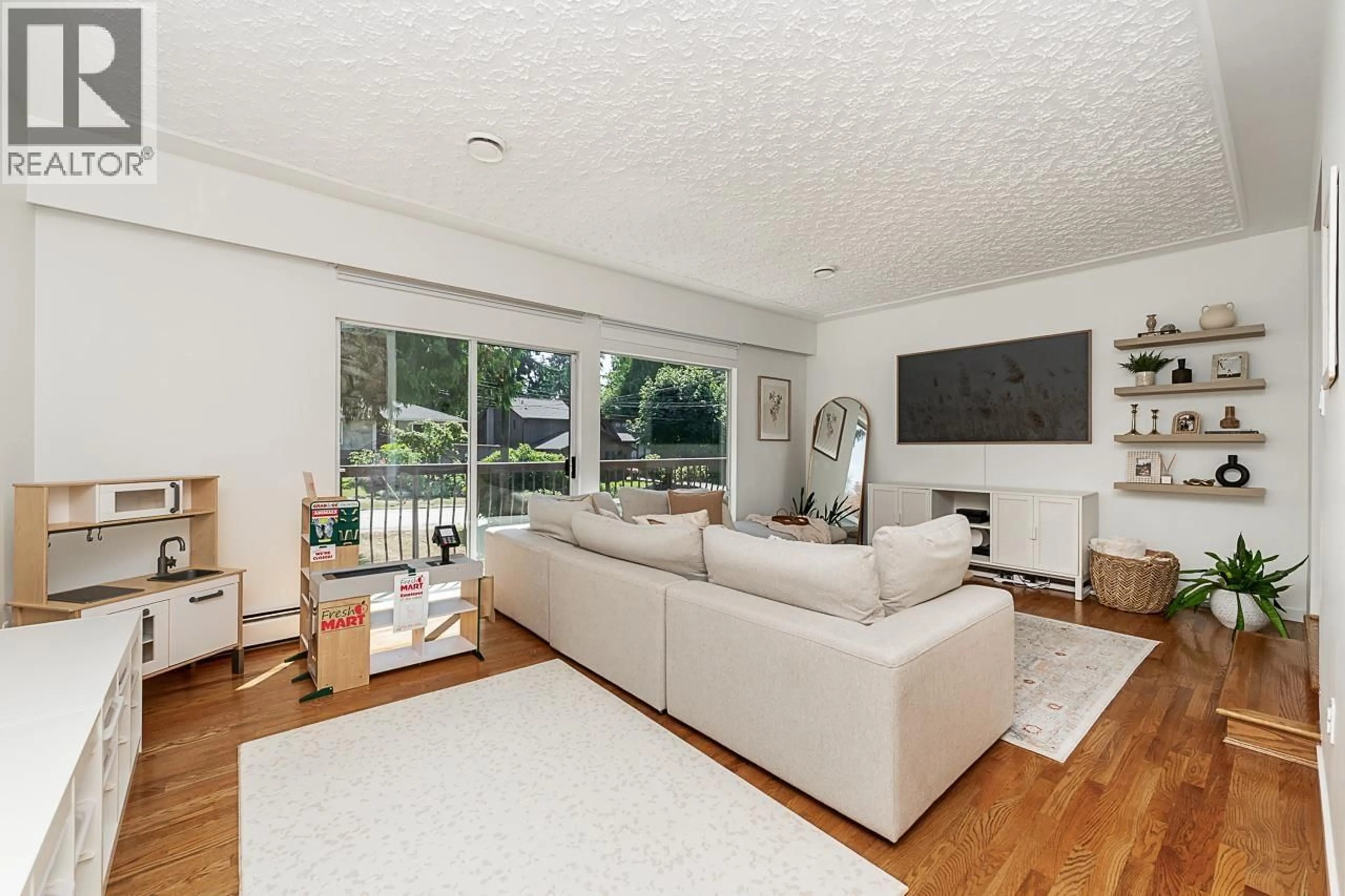 Living room with furniture, unknown for 518 ROXHAM STREET, Coquitlam British Columbia V3J4P3