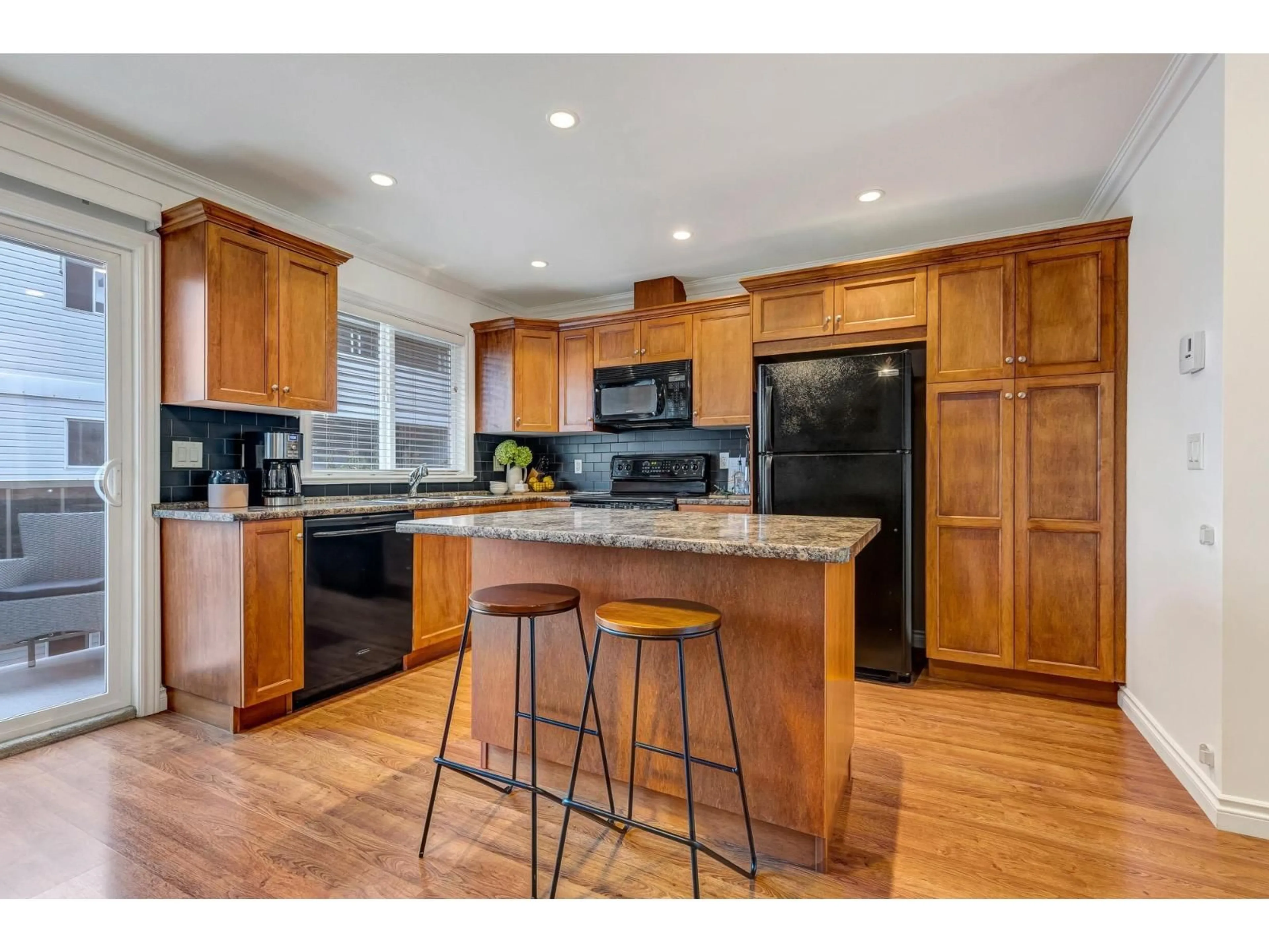 Open concept kitchen, wood/laminate floor for 9 - 9447 COLLEGE STREET, Chilliwack British Columbia V2P0B3