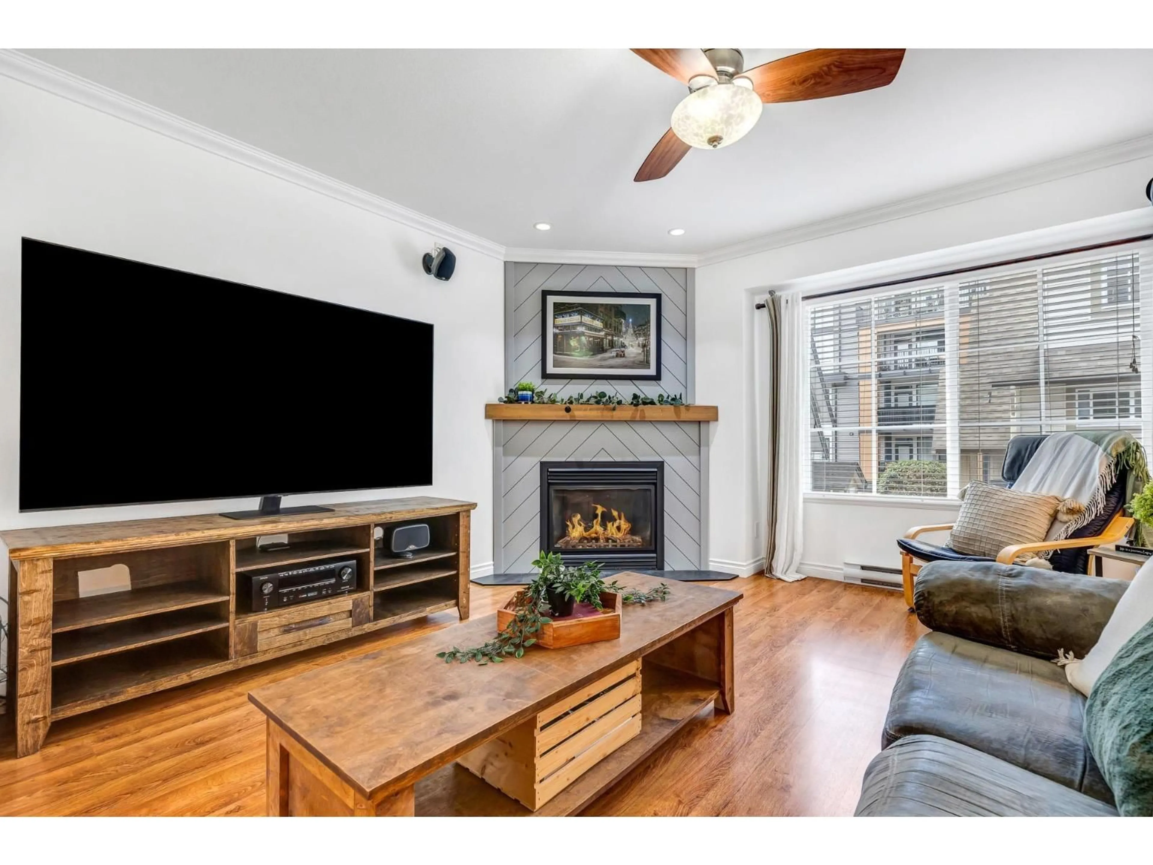 Living room with furniture, wood/laminate floor for 9 - 9447 COLLEGE STREET, Chilliwack British Columbia V2P0B3