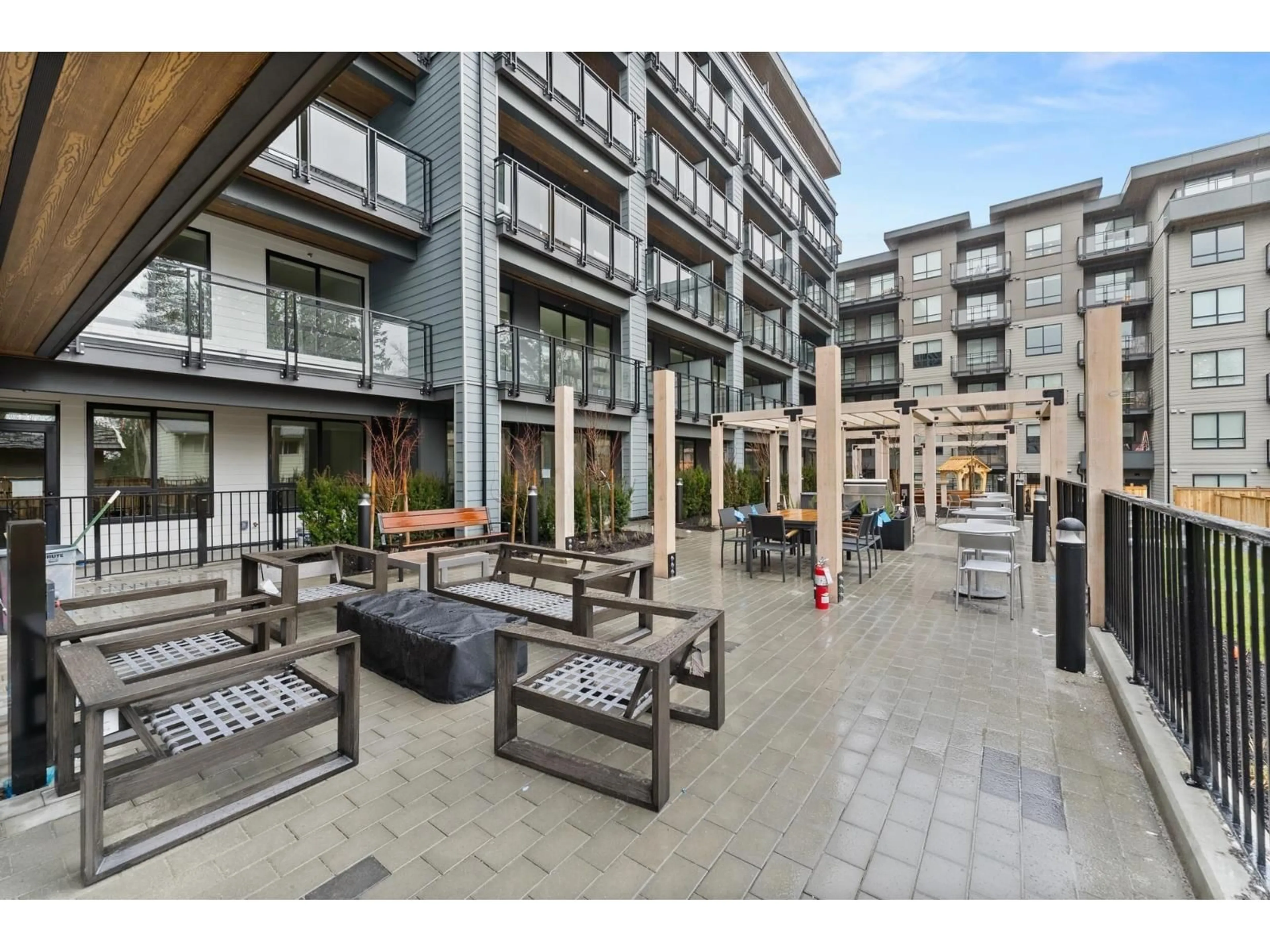 Patio, street for 402 - 13439 94A, Surrey British Columbia V3V0G9