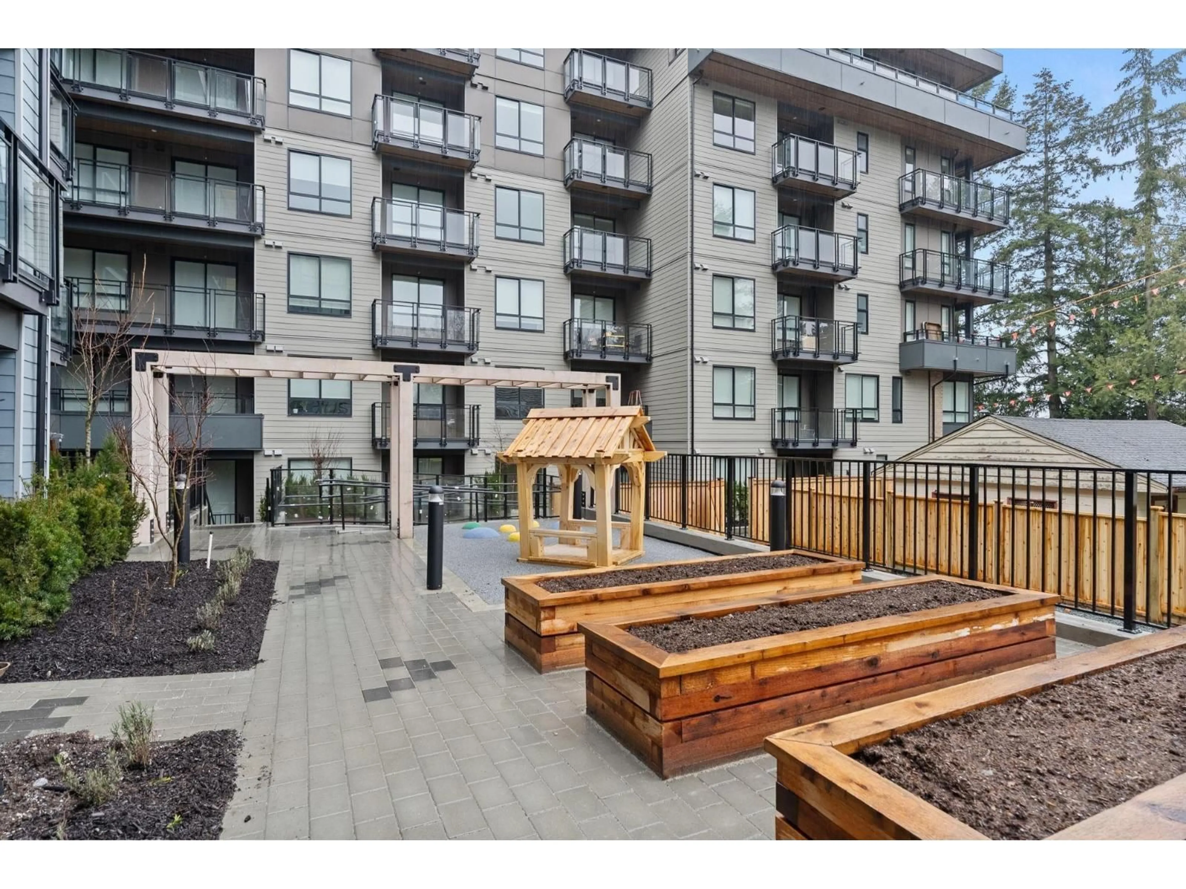 Patio, unknown for 402 - 13439 94A, Surrey British Columbia V3V0G9