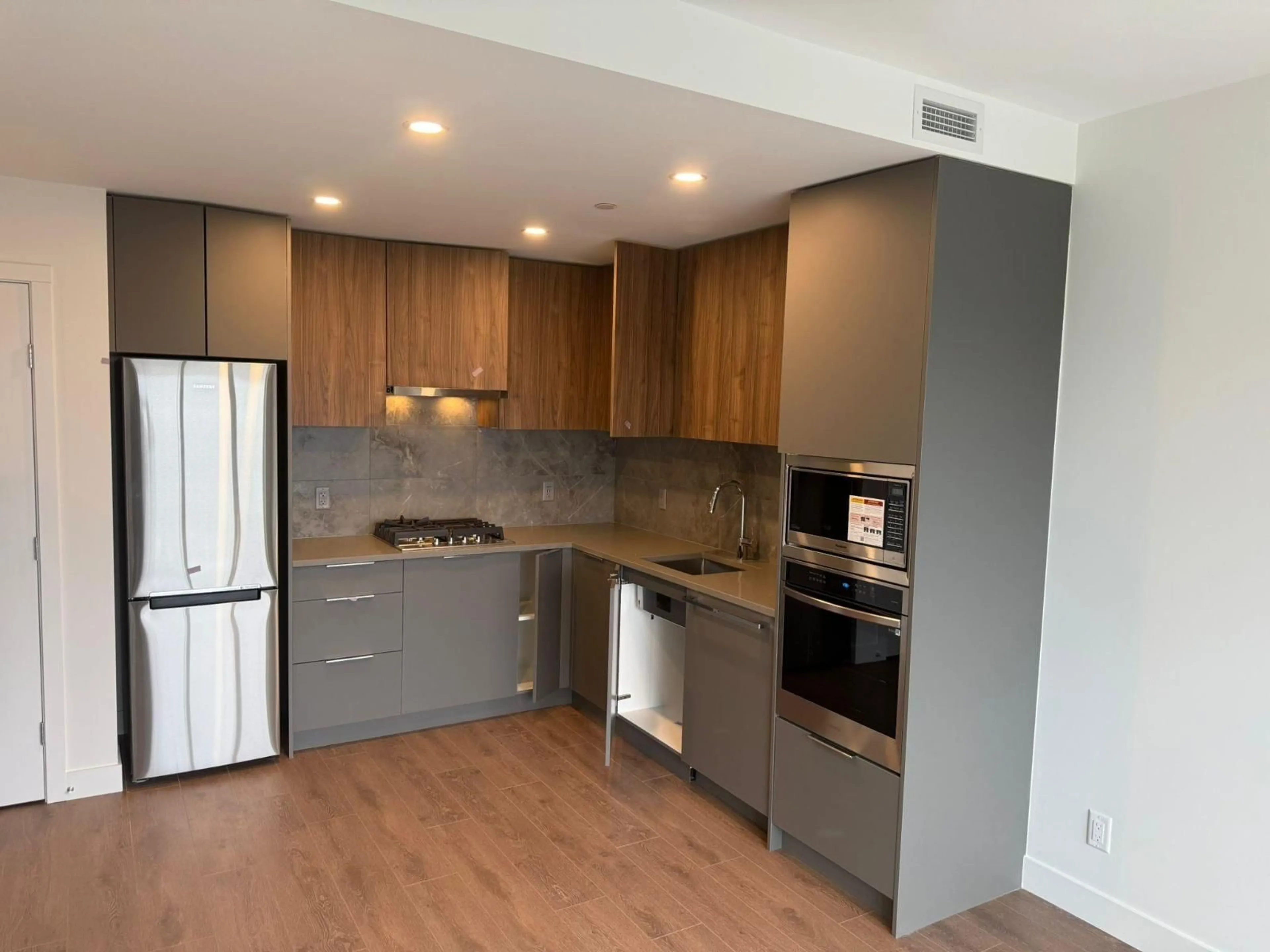 Open concept kitchen, wood/laminate floor for 2306 - 13387 OLD YALE, Surrey British Columbia V3T3C6