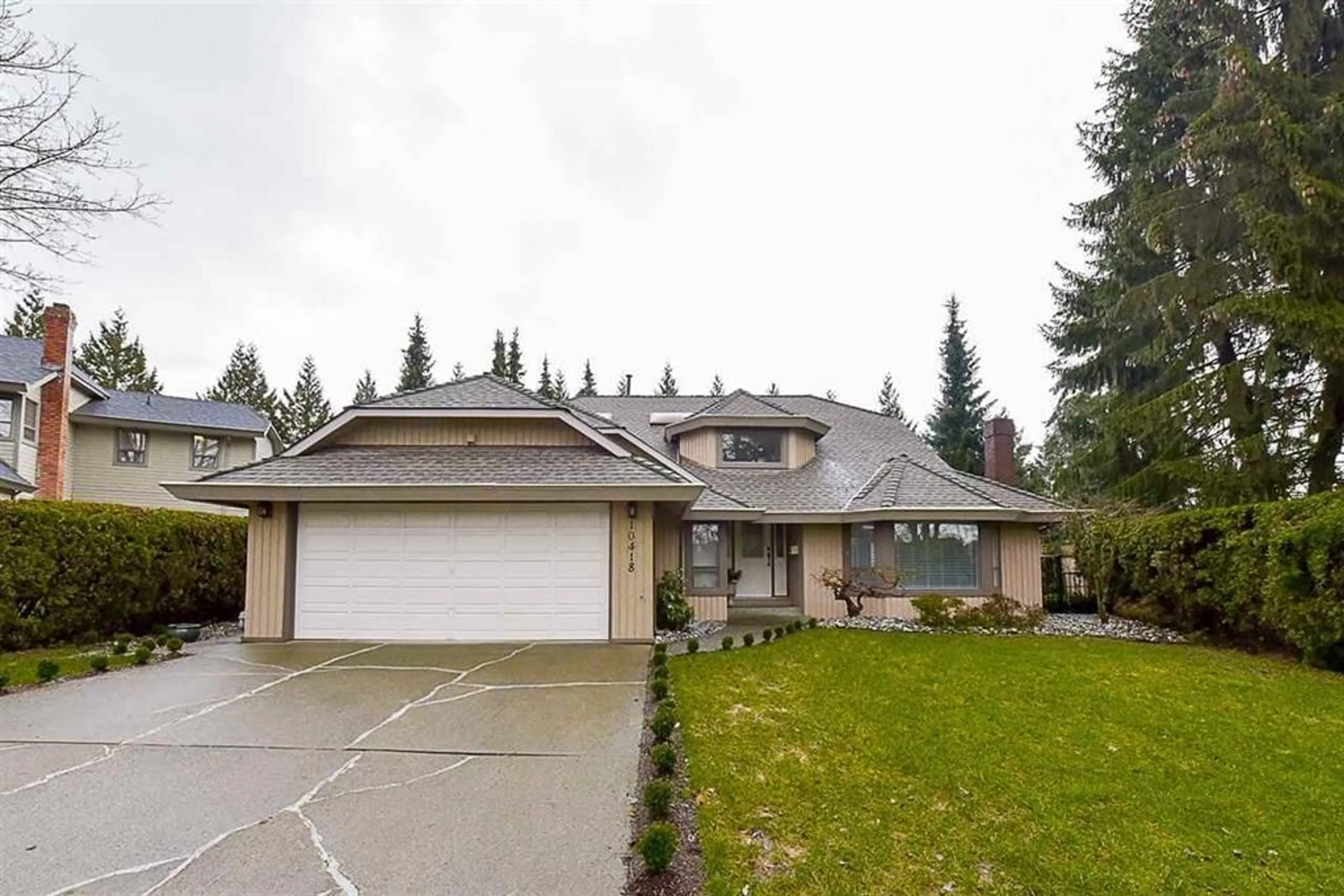 Home with vinyl exterior material, street for 10418 FRASERGLEN DR, Surrey British Columbia V4N1T5