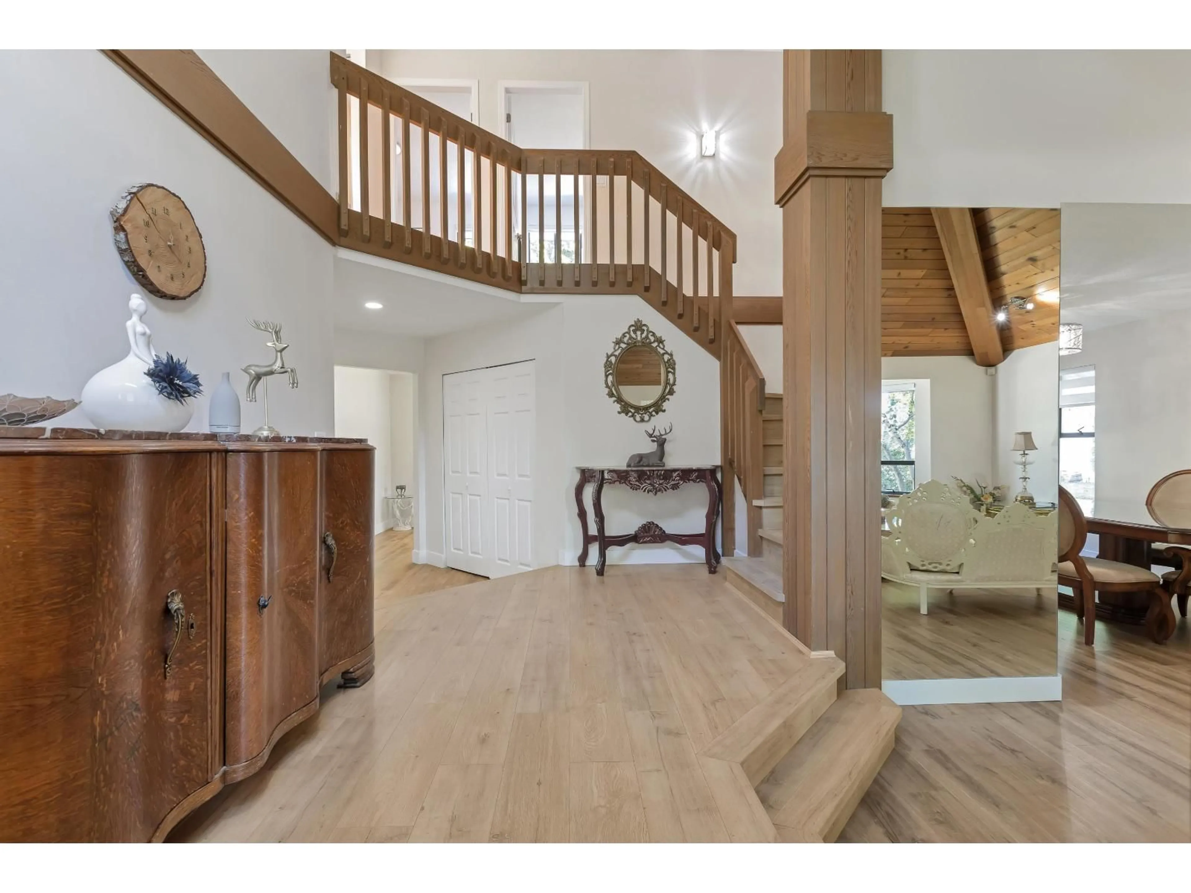 Indoor foyer for 10418 FRASERGLEN DR, Surrey British Columbia V4N1T5