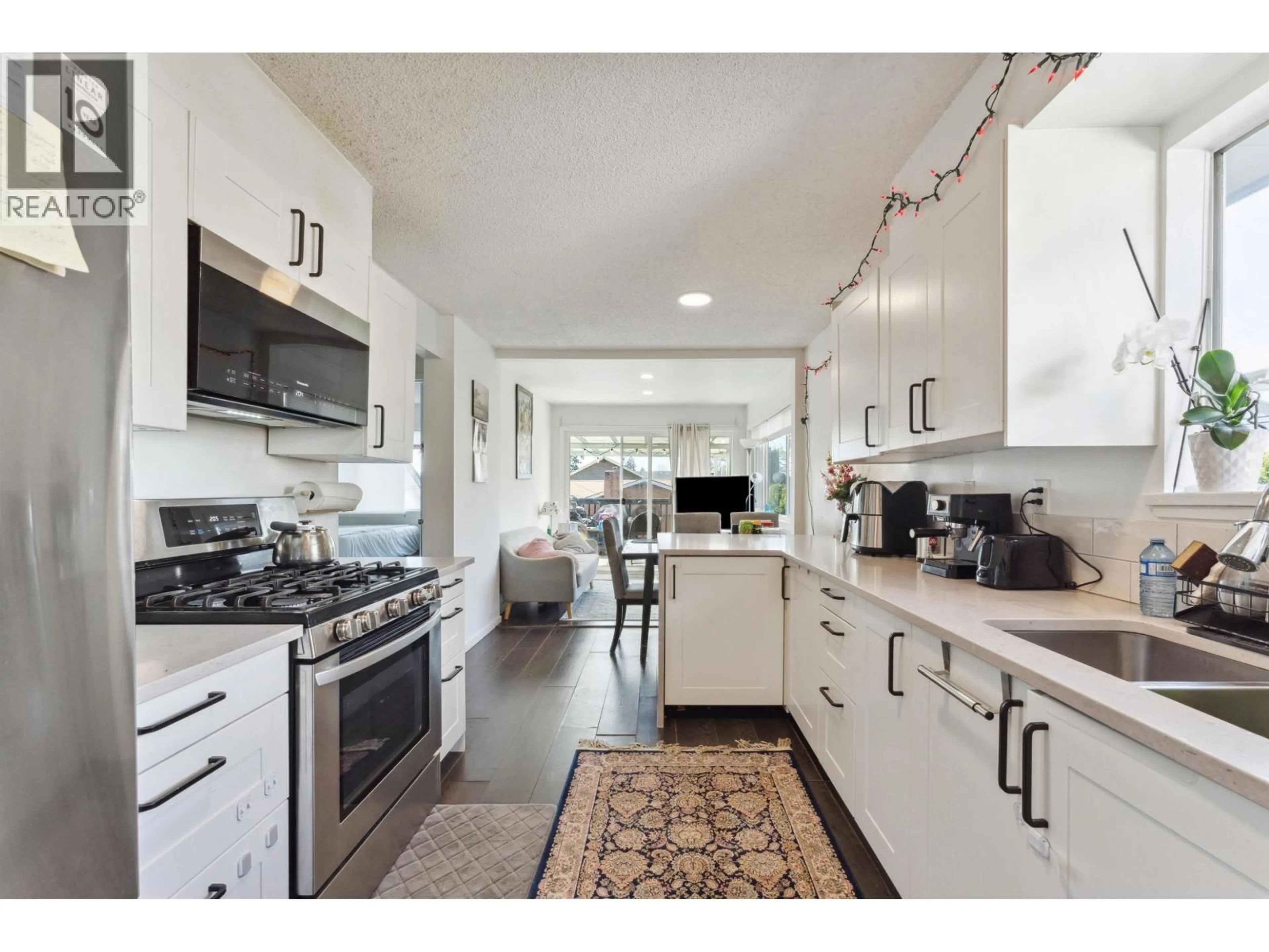 Open concept kitchen, ceramic/tile floor for 1949 MAHON AVENUE, North Vancouver British Columbia V7M2T4