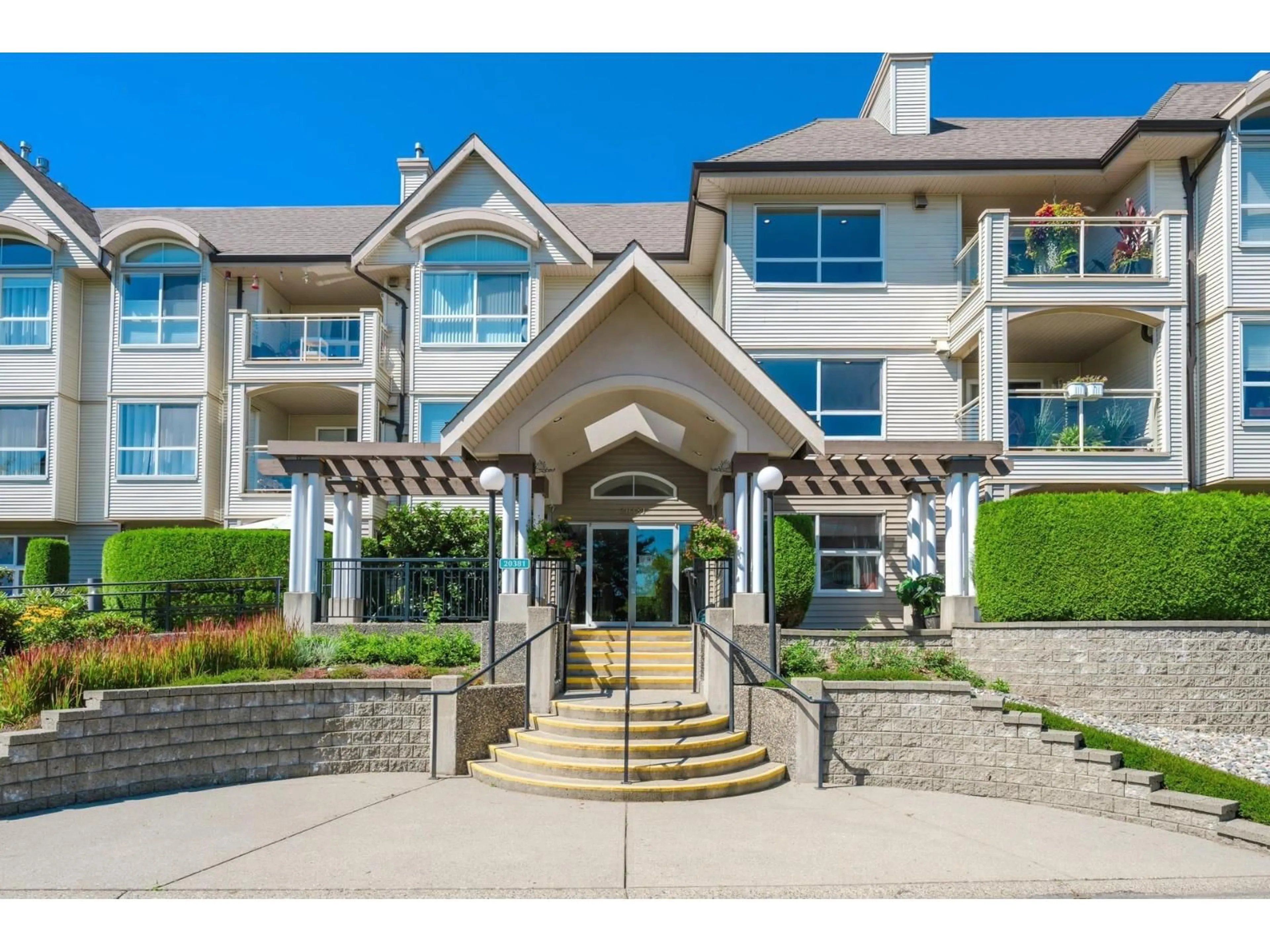 Indoor foyer for 305 - 20381 96, Langley British Columbia V1M2L1