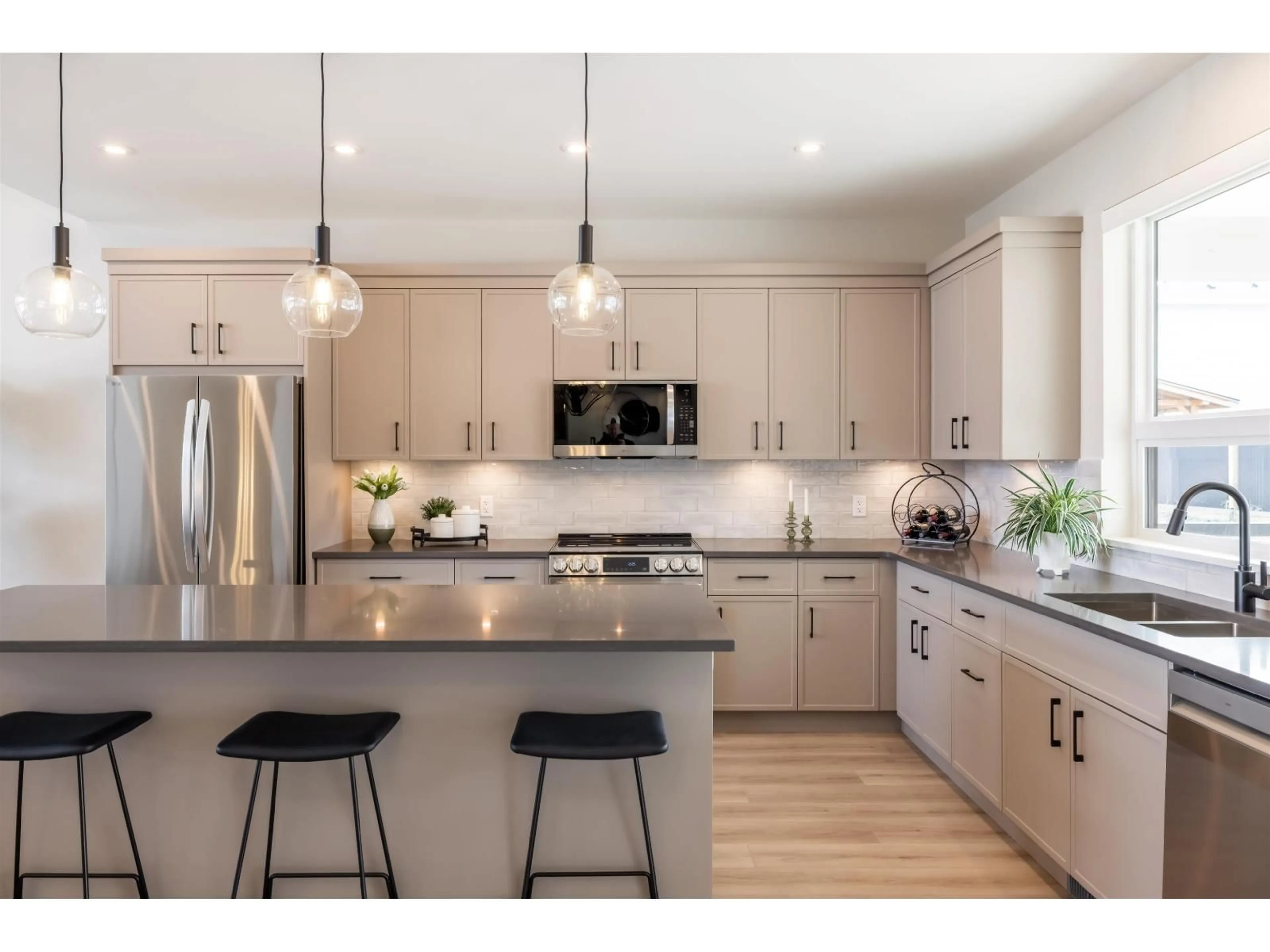 Open concept kitchen, unknown for 47256 VALERIE PLACE, Chilliwack British Columbia V2P7W9