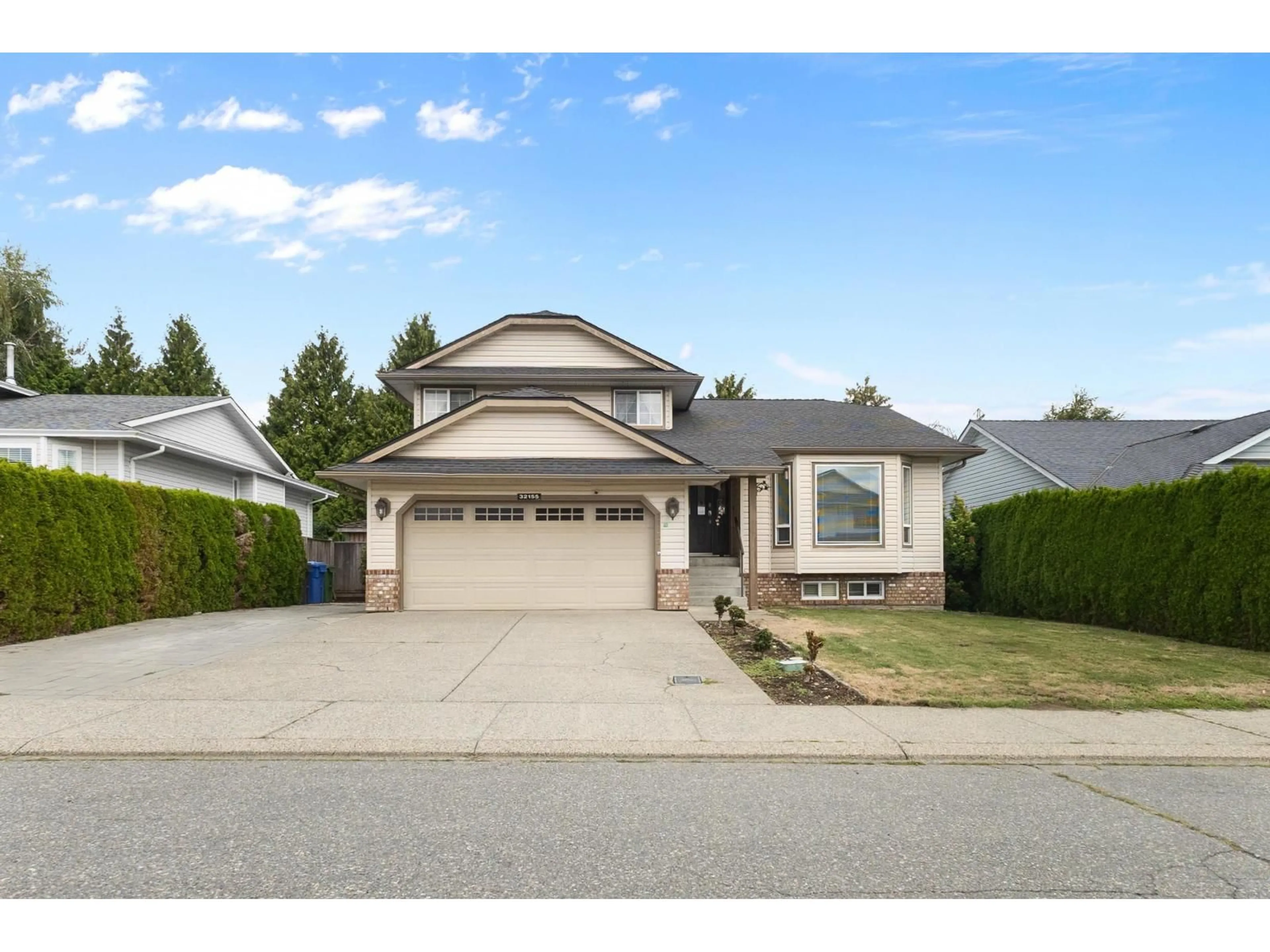 Home with vinyl exterior material, street for 32155 CLINTON, Abbotsford British Columbia V2T5B5