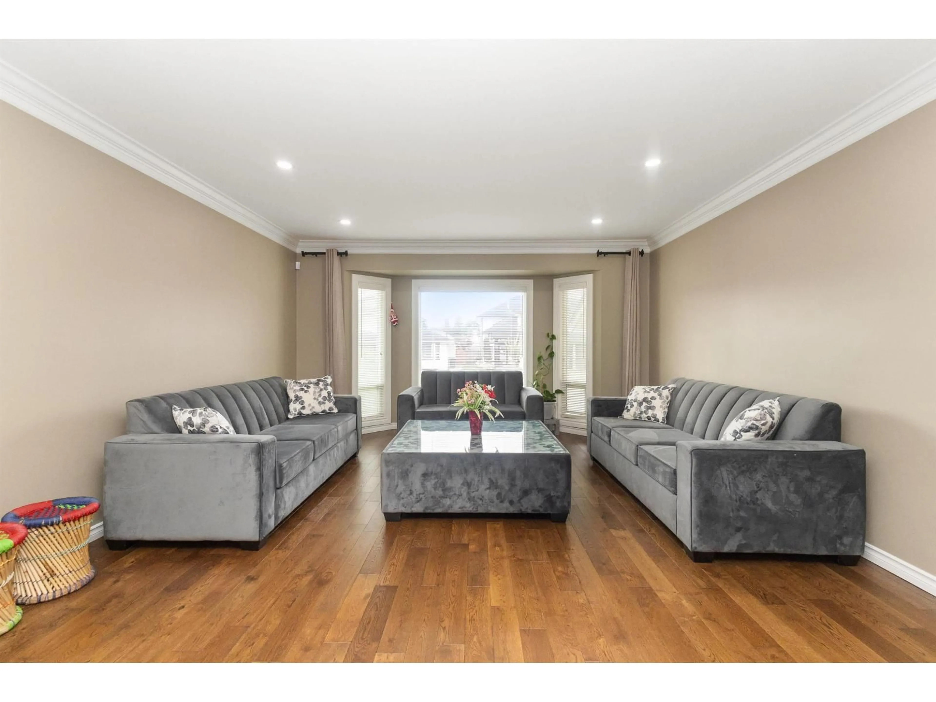 Living room with furniture, wood/laminate floor for 32155 CLINTON, Abbotsford British Columbia V2T5B5