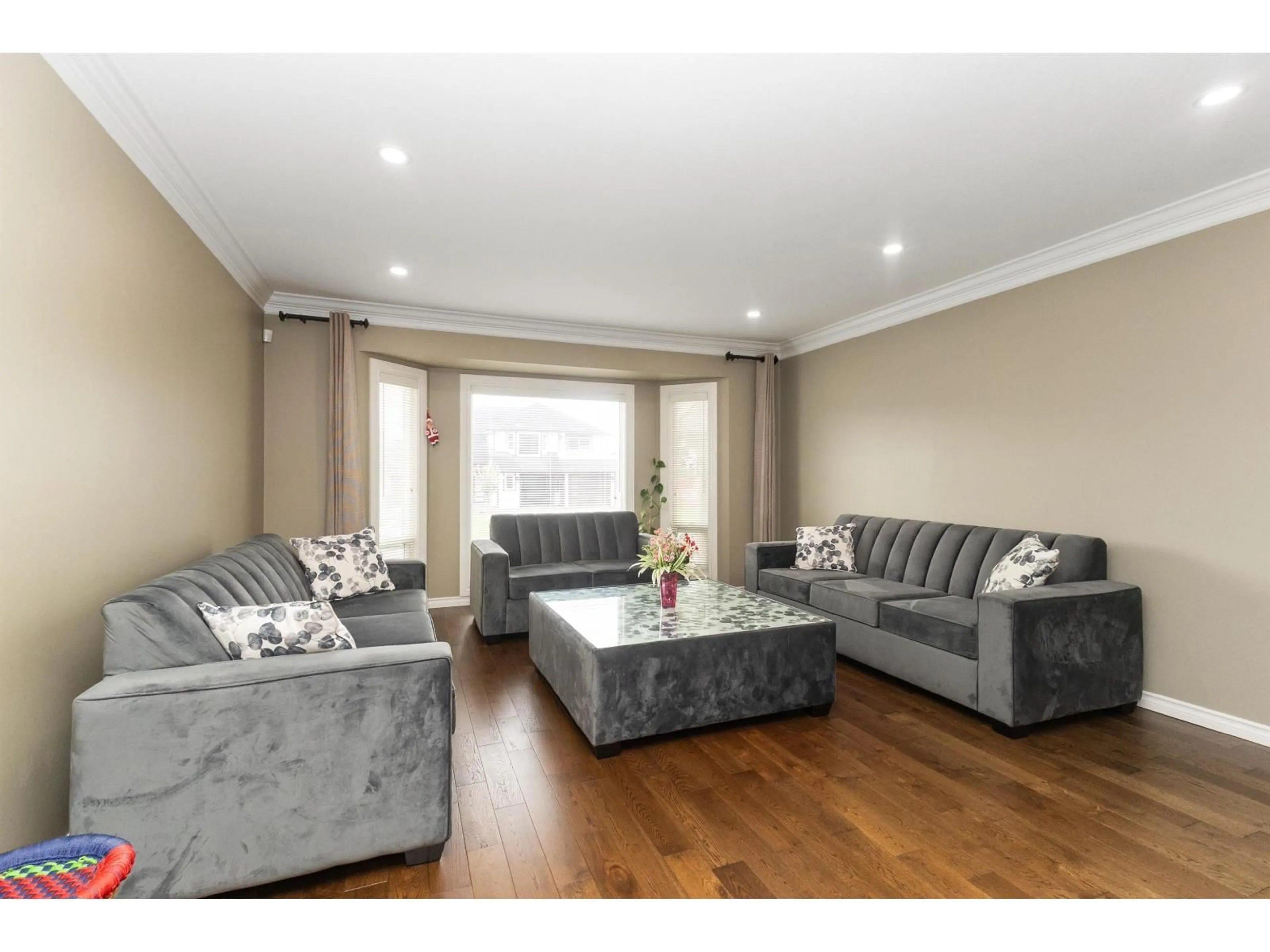 Living room with furniture, wood/laminate floor for 32155 CLINTON, Abbotsford British Columbia V2T5B5