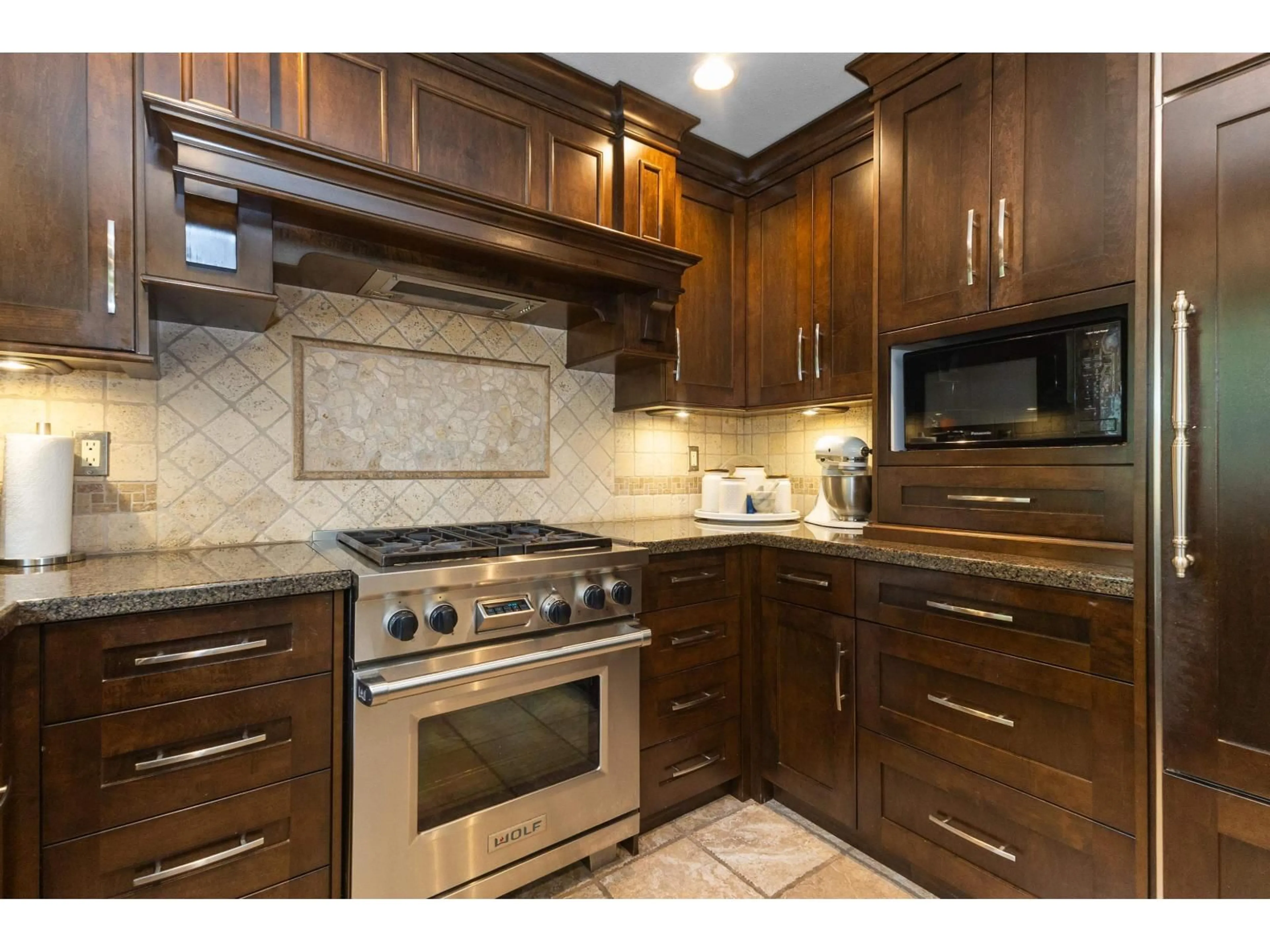 Standard kitchen, ceramic/tile floor for 32155 CLINTON, Abbotsford British Columbia V2T5B5