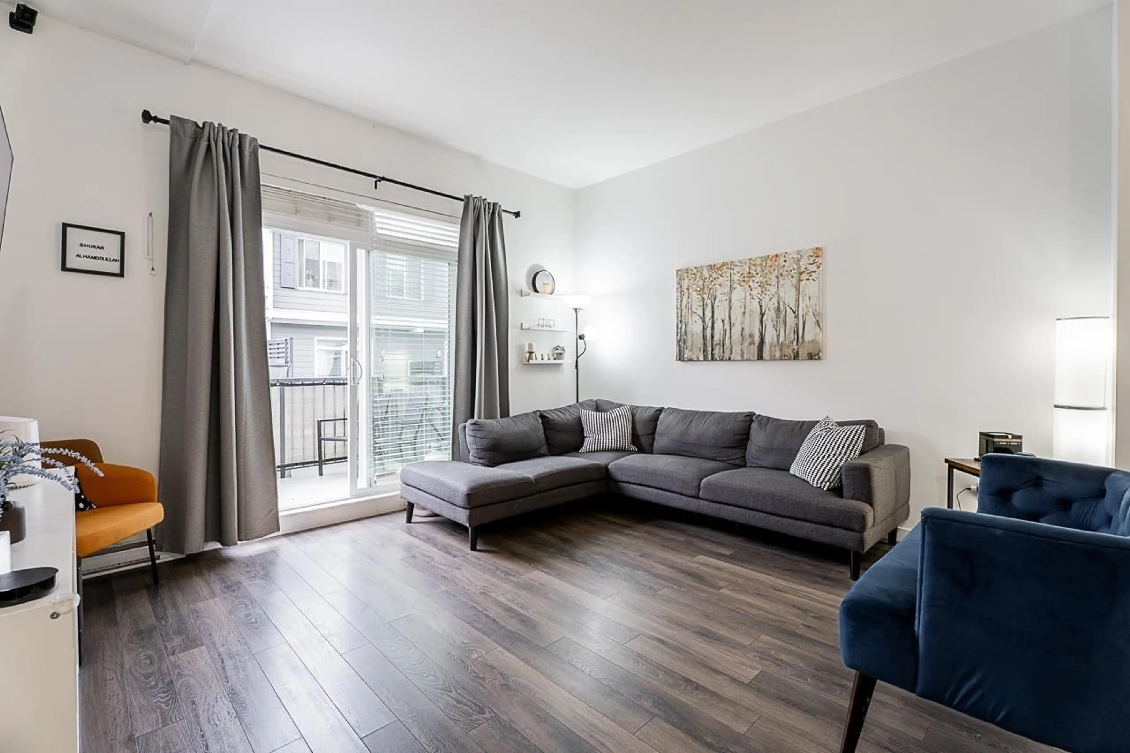 Living room with furniture, wood/laminate floor for 126 - 8130 136A, Surrey British Columbia V3W1H9