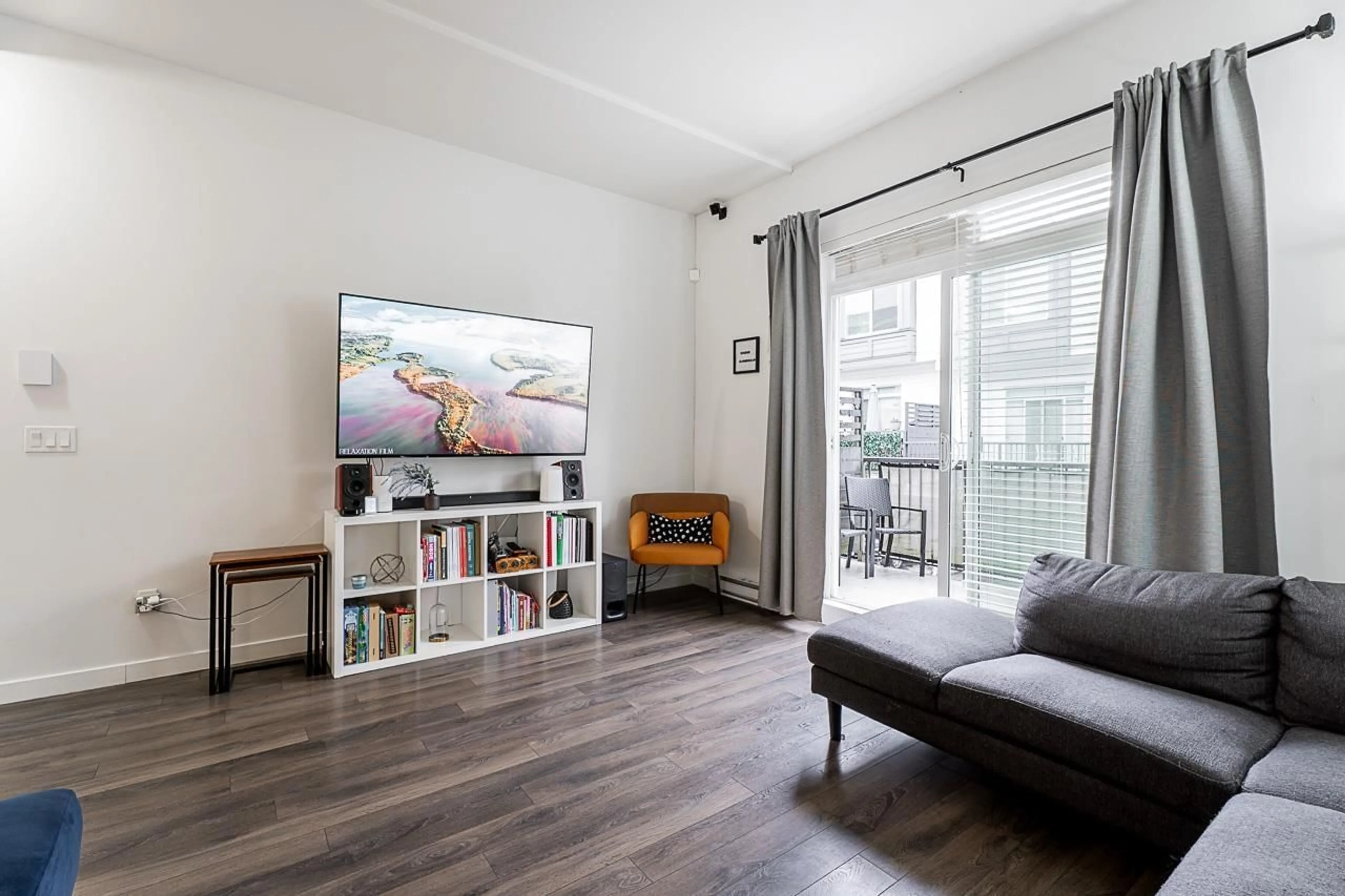 Living room with furniture, wood/laminate floor for 126 - 8130 136A, Surrey British Columbia V3W1H9